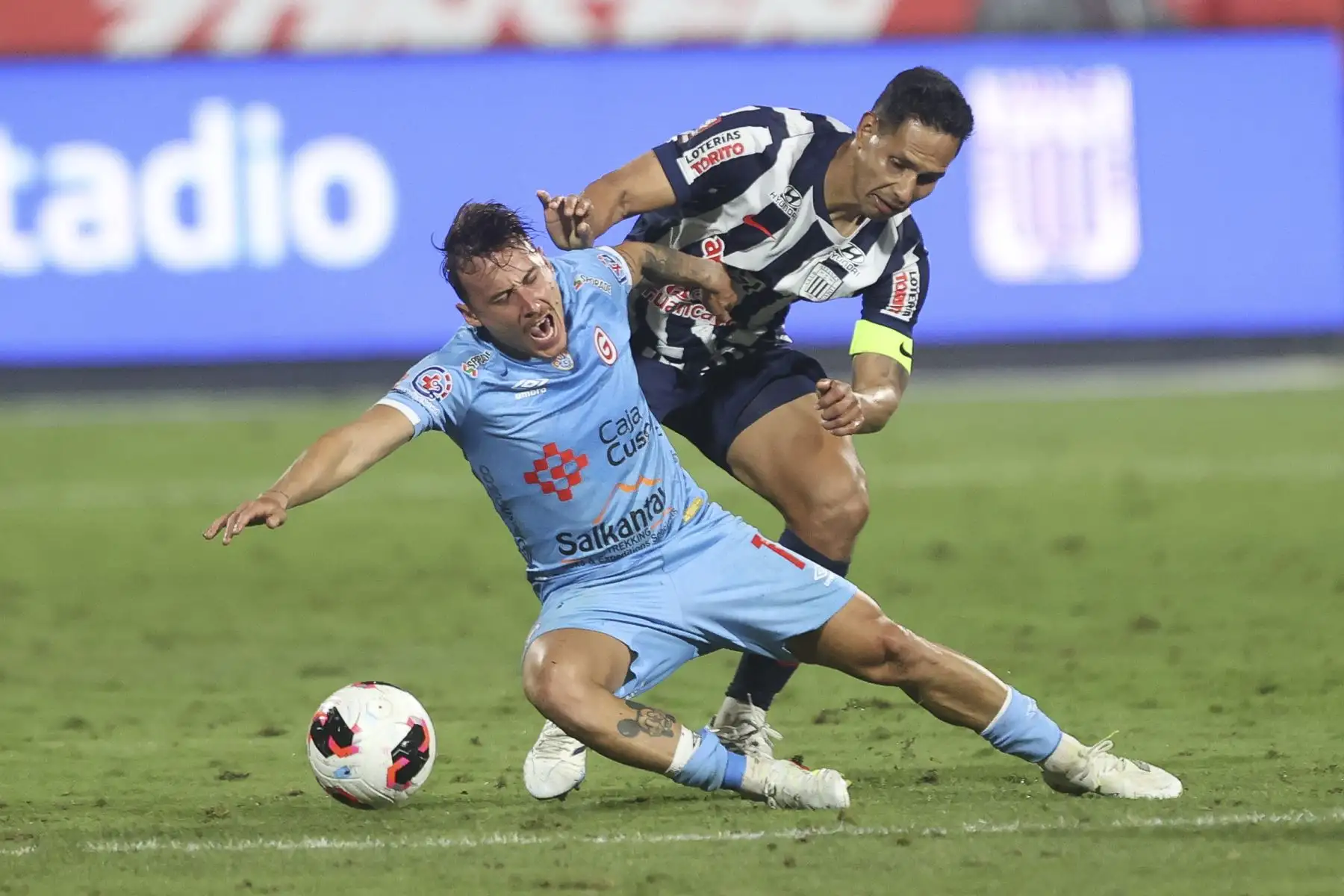 Jugadores de Alianza Lima y Deportivo Garcilaso se enfrentan en el estadio Alejandro Villanueva de La Victoria por la fecha 7 del Torneo Clausura 2026 de la Liga 1, el sábado  29 de agosto. Foto: ANDINA/Jhonel Rodríguez