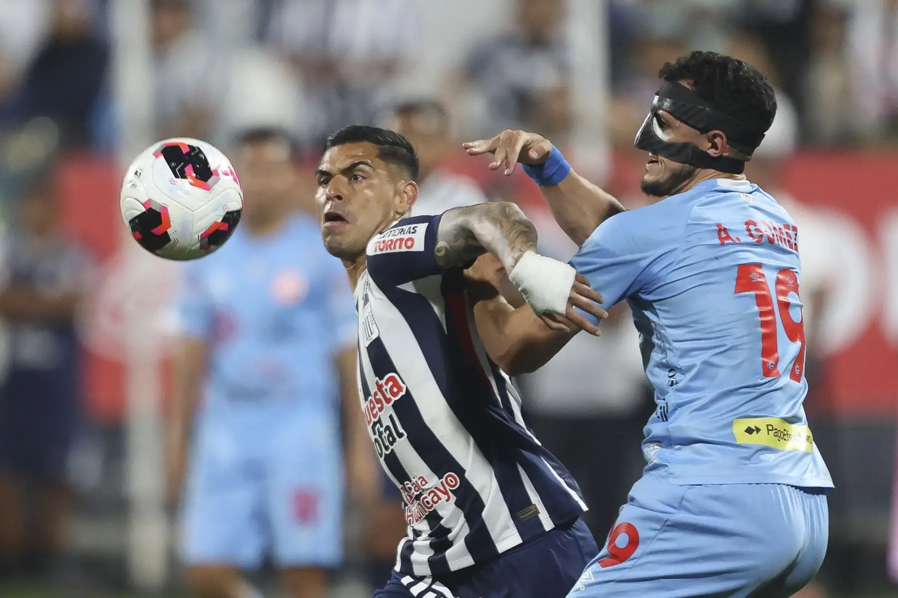 El jugador de Deportivo Garcilaso, Agustin Gómez, intenta controlar el balón durante el segundo tiempo del partido contra Alianza Lima por la fecha 7 del Torneo Clausura 2026 de la Liga 1, en el Estadio Alejandro Villanueva de La Victoria el sábado  29 de agosto. Foto: ANDINA/Jhonel Rodríguez