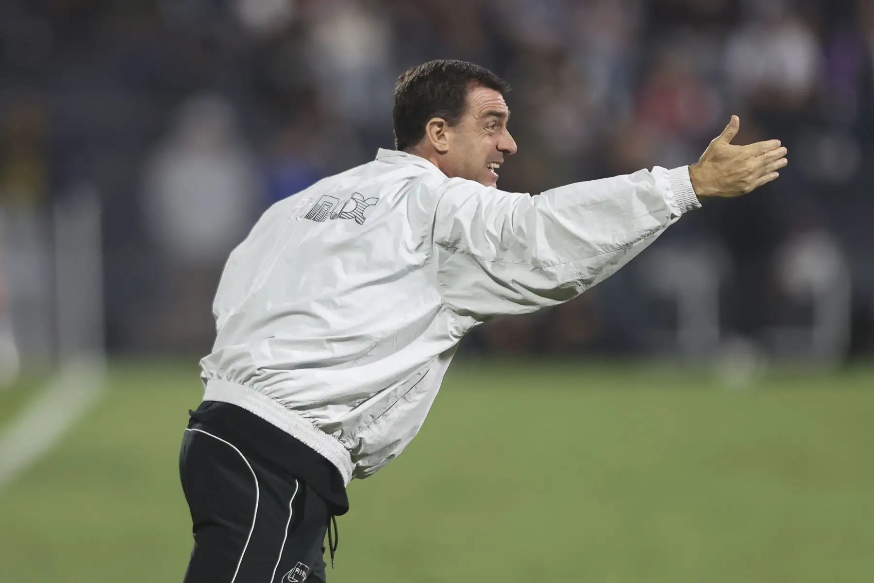 El director técnico de Alianza Lima, Pablo Guede, le hace indicaciones a sus jugadores durante el partido contra Deportivo Garcilaso en el estadio Alejandro Villanueva de La Victoria por la fecha 7 del Torneo Clausura 2026 de la Liga 1, el sábado  29 de agosto. Foto: ANDINA/Jhonel Rodríguez