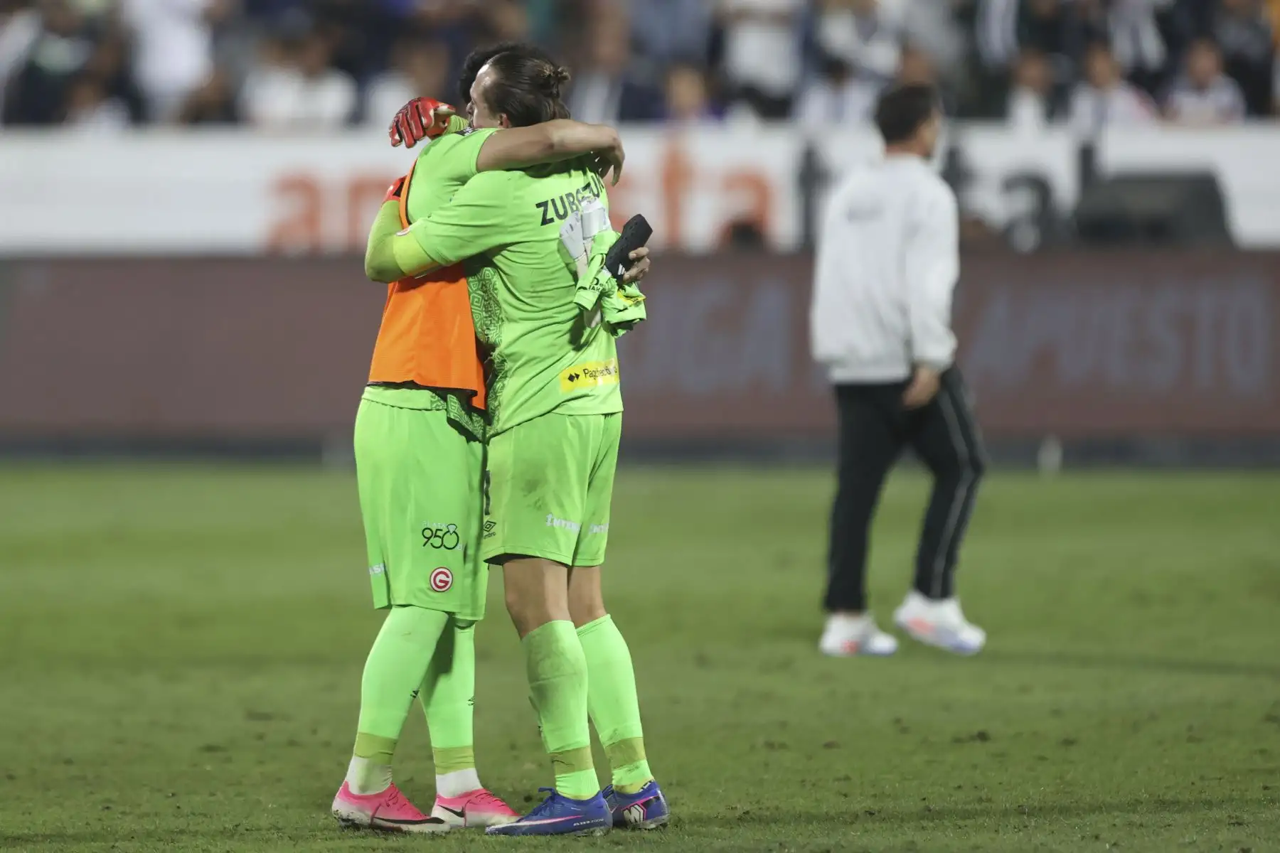 Jugadores de Deportivo Garcilaso celebran en el estadio Alejandro Villanueva de La Victoria tras ganar por 1-0 a Alianza Lima por la fecha 7 del Torneo Clausura 2026 de la Liga 1, el sábado  29 de agosto. Foto: ANDINA/Jhonel Rodríguez