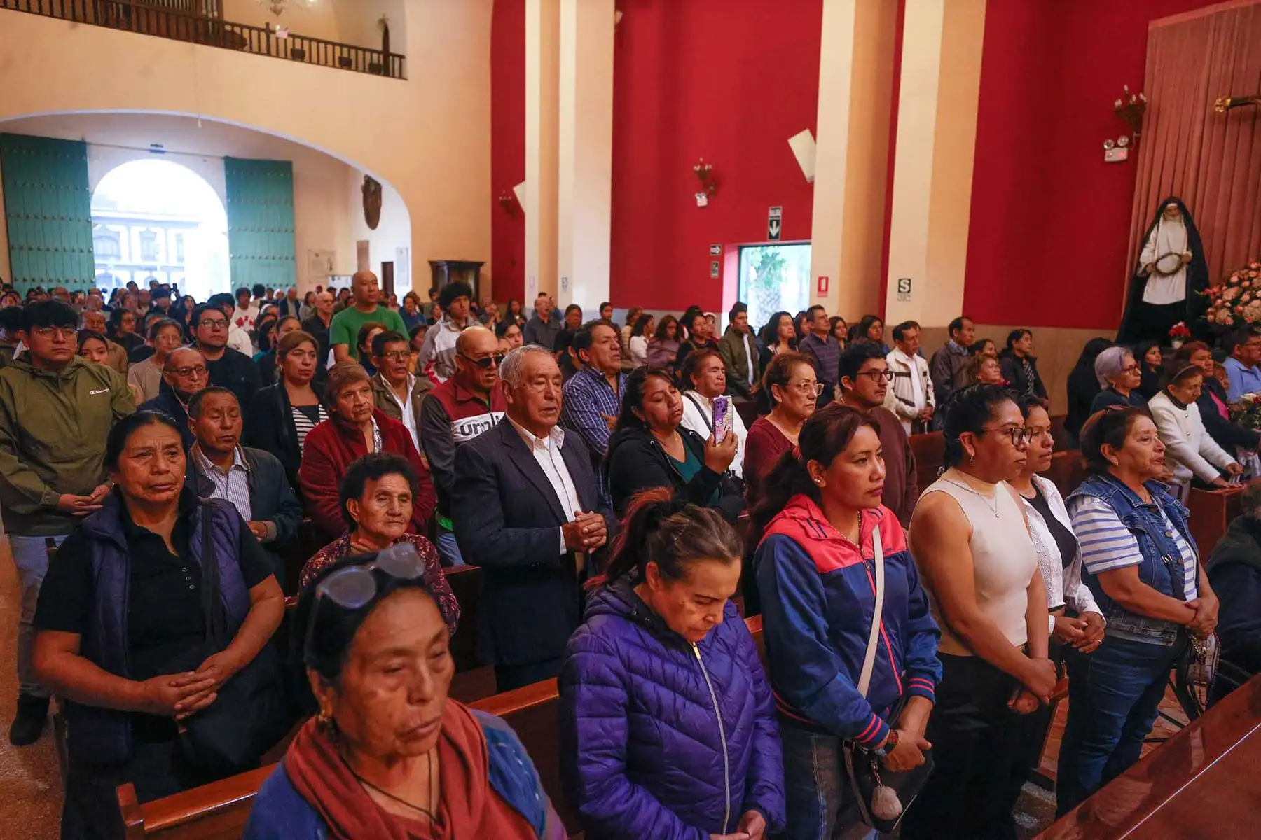 Fieles participan en la celebración eucarística en el Santuario de Santa Rosa de Lima, como parte de los actos por la festividad de la patrona del Perú. Foto: ANDINA/Vidal Tarqui