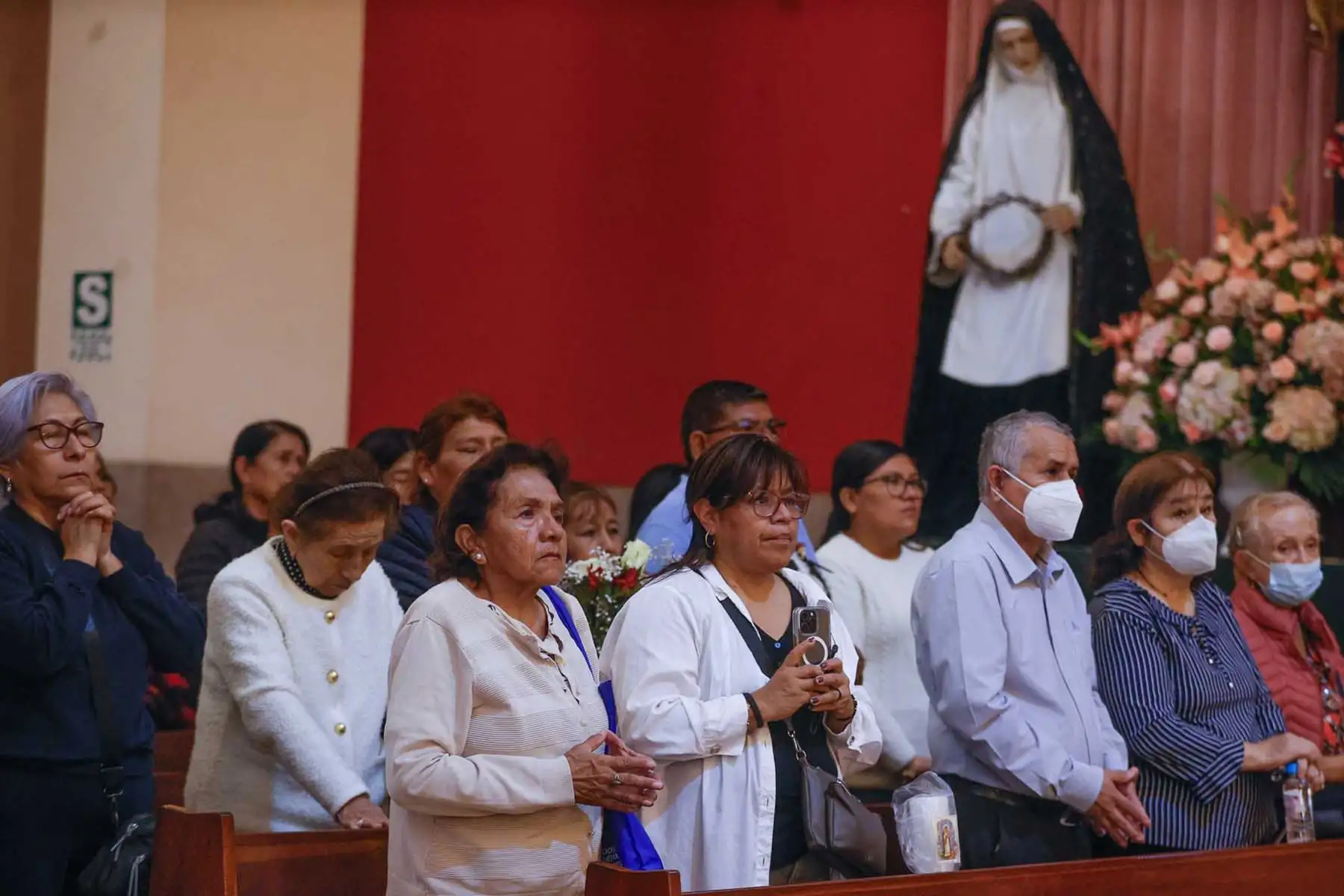 Fieles participan en la celebración eucarística en el Santuario de Santa Rosa de Lima, como parte de los actos por la festividad de la patrona del Perú. Foto: ANDINA/Vidal Tarqui