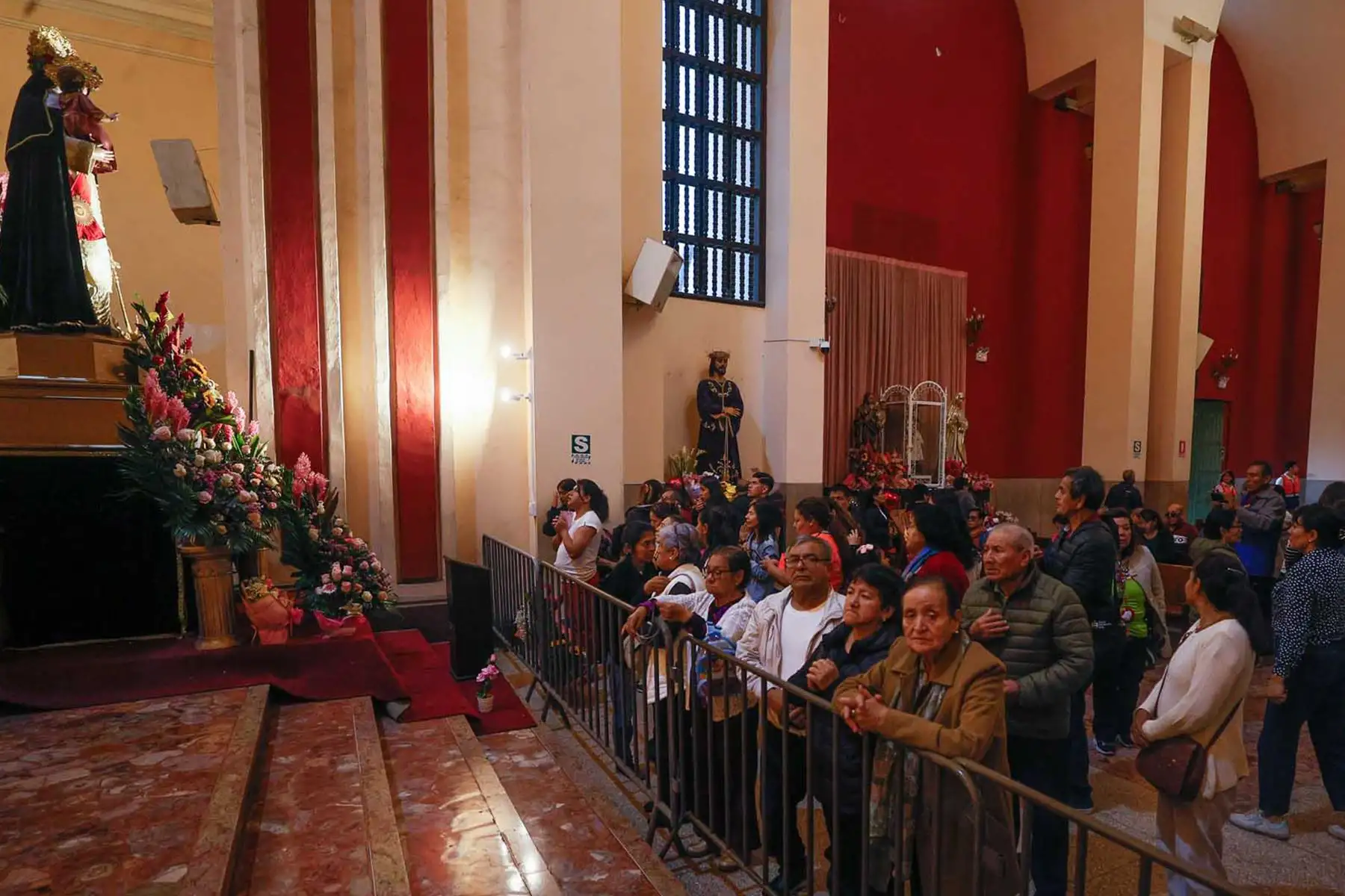 Devotos escuchan la misa en el Santuario de Santa Rosa de Lima, donde las celebraciones religiosas se realizan desde las primeras horas de la mañana. Foto: ANDINA/Vidal Tarqui
