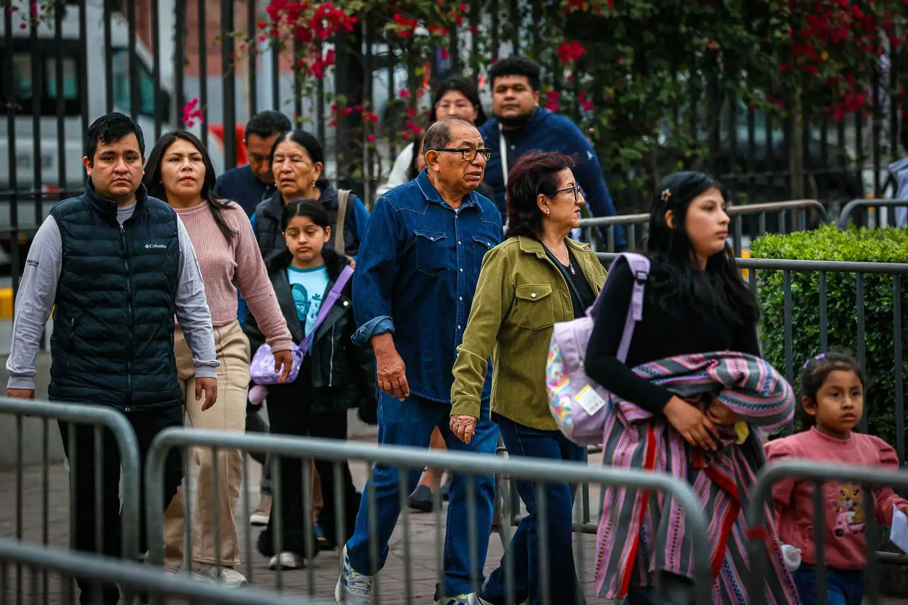 Una multitud de fieles llega al Santuario de Santa Rosa de Lima para cumplir con su tradicional visita al Pozo de los Deseos y participar en las celebraciones religiosas. Foto: ANDINA/Vidal Tarqui