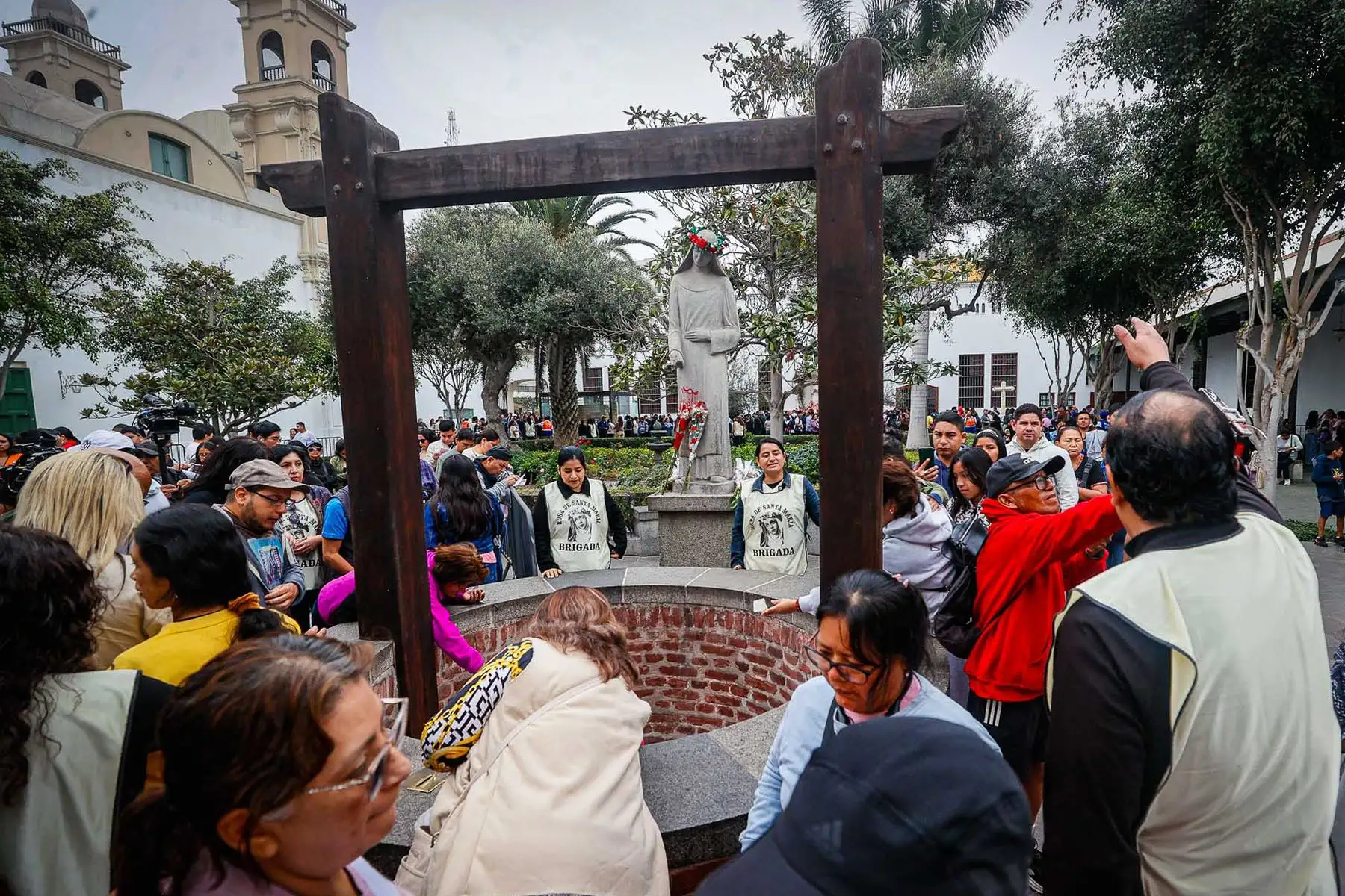 Fieles realizan sus peticiones a Santa Rosa de Lima mientras esperan ingresar al tradicional Pozo de los Deseos, en el marco de la festividad religiosa. Foto: ANDINA/Vidal Tarqui