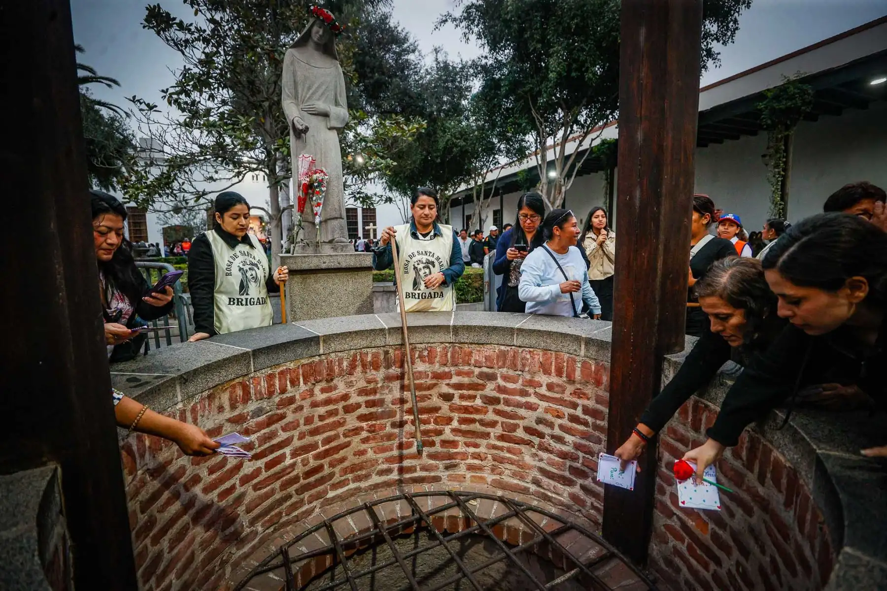 Fieles realizan sus peticiones a Santa Rosa de Lima mientras esperan ingresar al tradicional Pozo de los Deseos, en el marco de la festividad religiosa. Foto: ANDINA/Vidal Tarqui