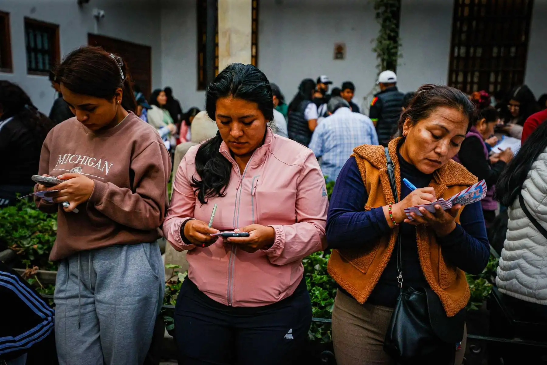 ieles realizan sus peticiones a Santa Rosa de Lima mientras esperan ingresar al tradicional Pozo de los Deseos, en el marco de la festividad religiosa. Foto: ANDINA/Vidal Tarqui