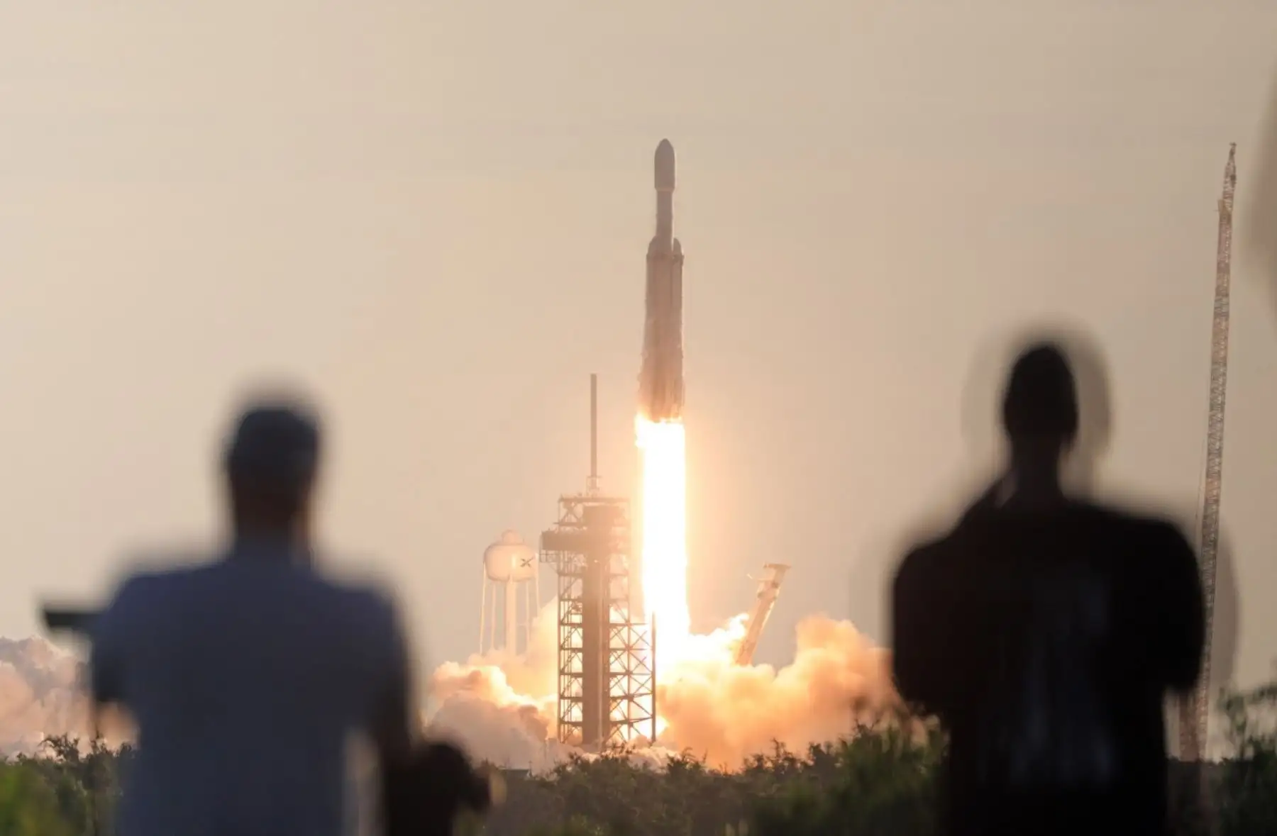 El telescopio espacial Roman despega a bordo de un cohete Falcon Heavy de SpaceX desde el Centro Espacial Kennedy, en Florida, Estados Unidos. Foto: AFP