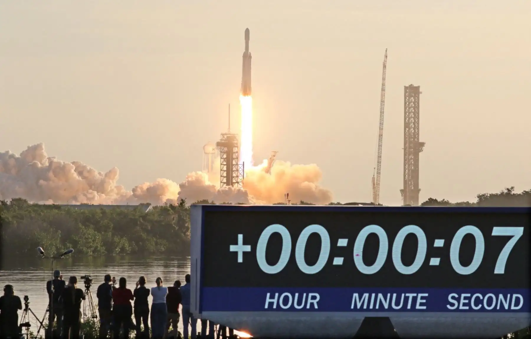 El cohete Falcon Heavy de SpaceX despega desde el Centro Espacial Kennedy con el telescopio espacial Roman, uno de los nuevos observatorios de la NASA para explorar las profundidades del universo. Foto: AFP