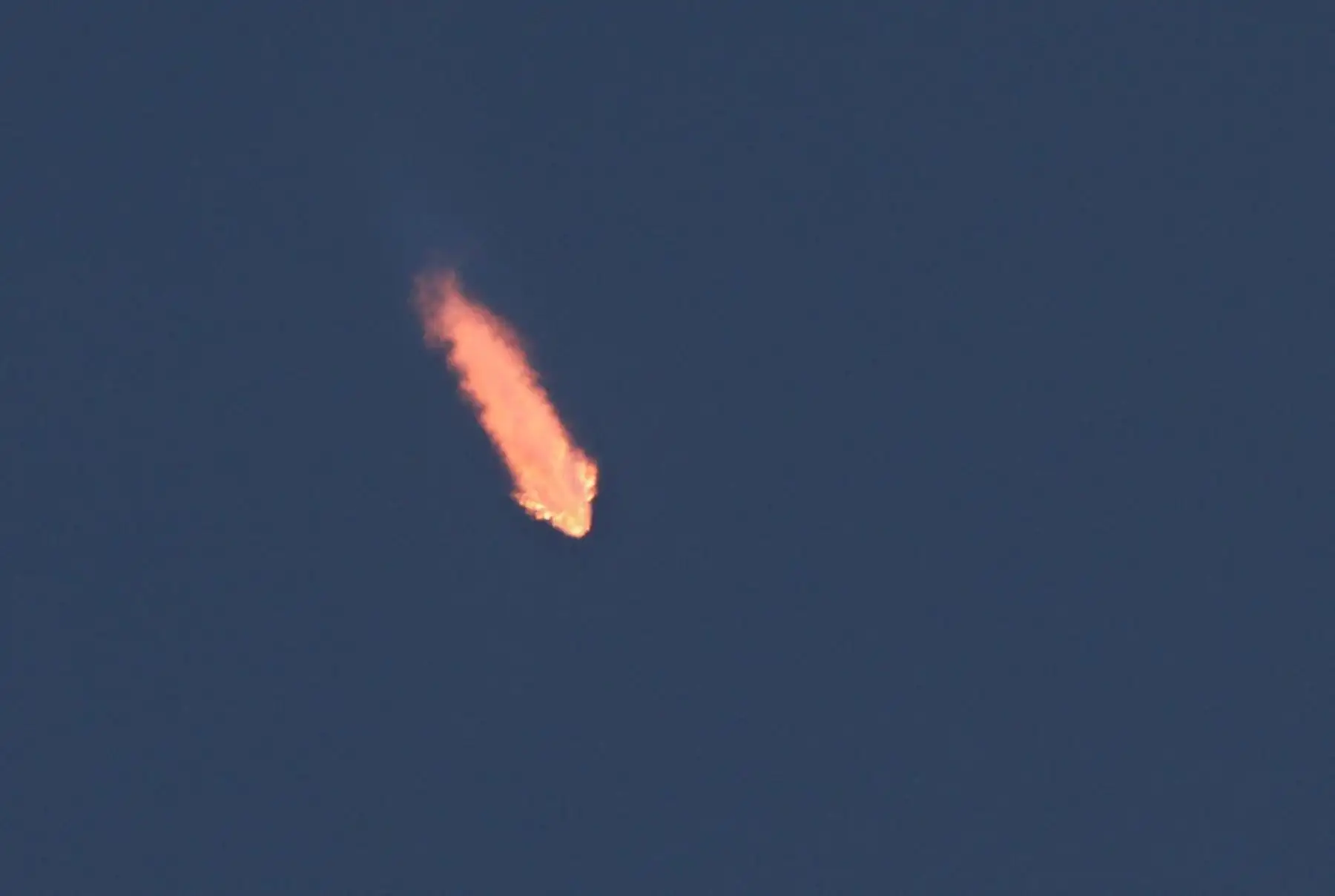 Una imagen muestra el despegue del cohete Falcon Heavy de SpaceX que transportó al espacio al telescopio espacial Roman de la NASA. Foto: AFP