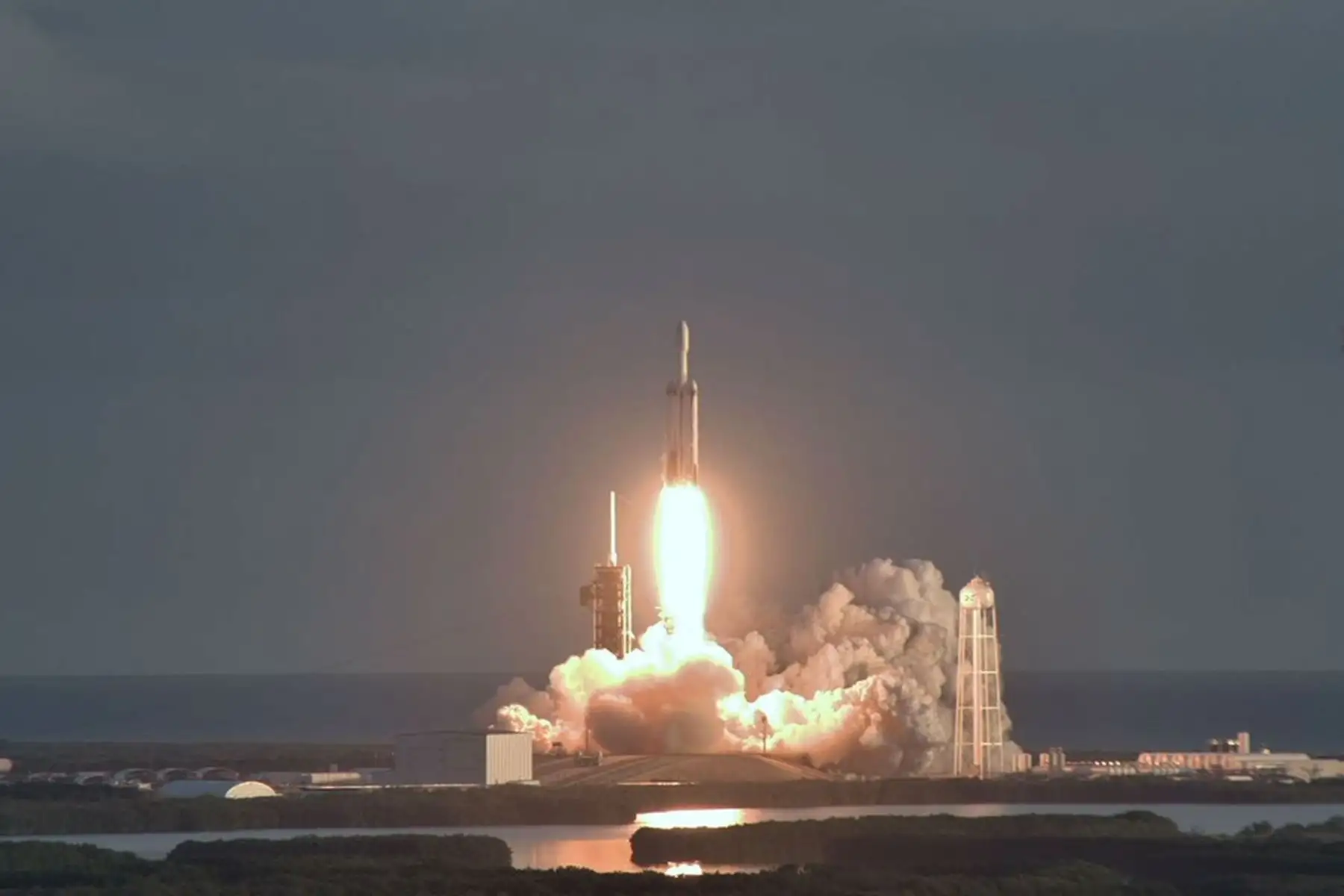 El telescopio espacial Roman inicia su viaje para observar vastas regiones del espacio y estudiar fenómenos relacionados con la materia y la energía oscuras. Foto: AFP