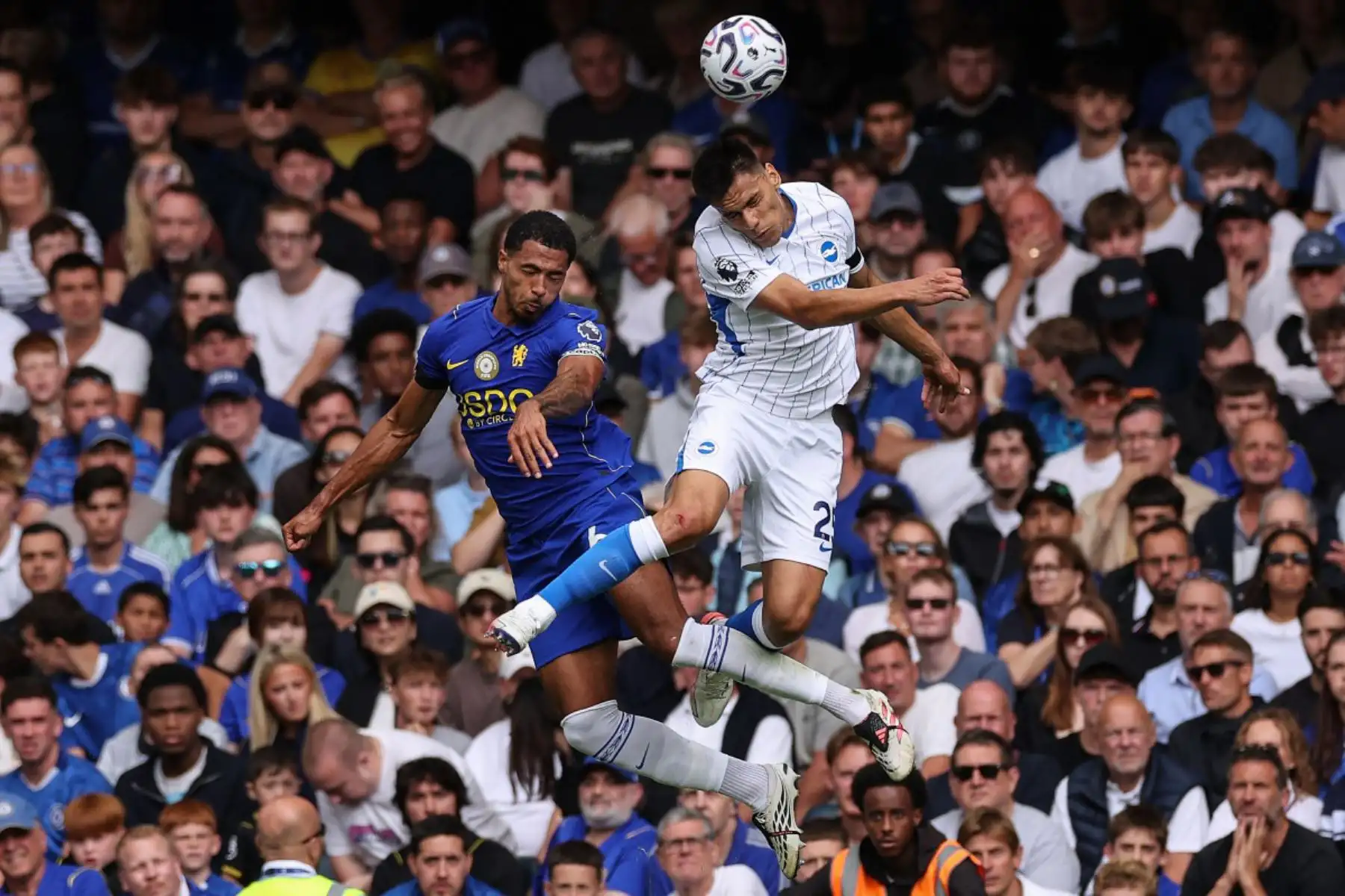 El defensa inglés del Chelsea, Levi Colwill, salta por el balón con el centrocampista paraguayo del Brighton, Diego Gómez, número 25, durante el partido de la Premier League inglesa entre el Chelsea y el Brighton and Hove Albion en Stamford Bridge, Londres. Foto: ANDINA/AFP