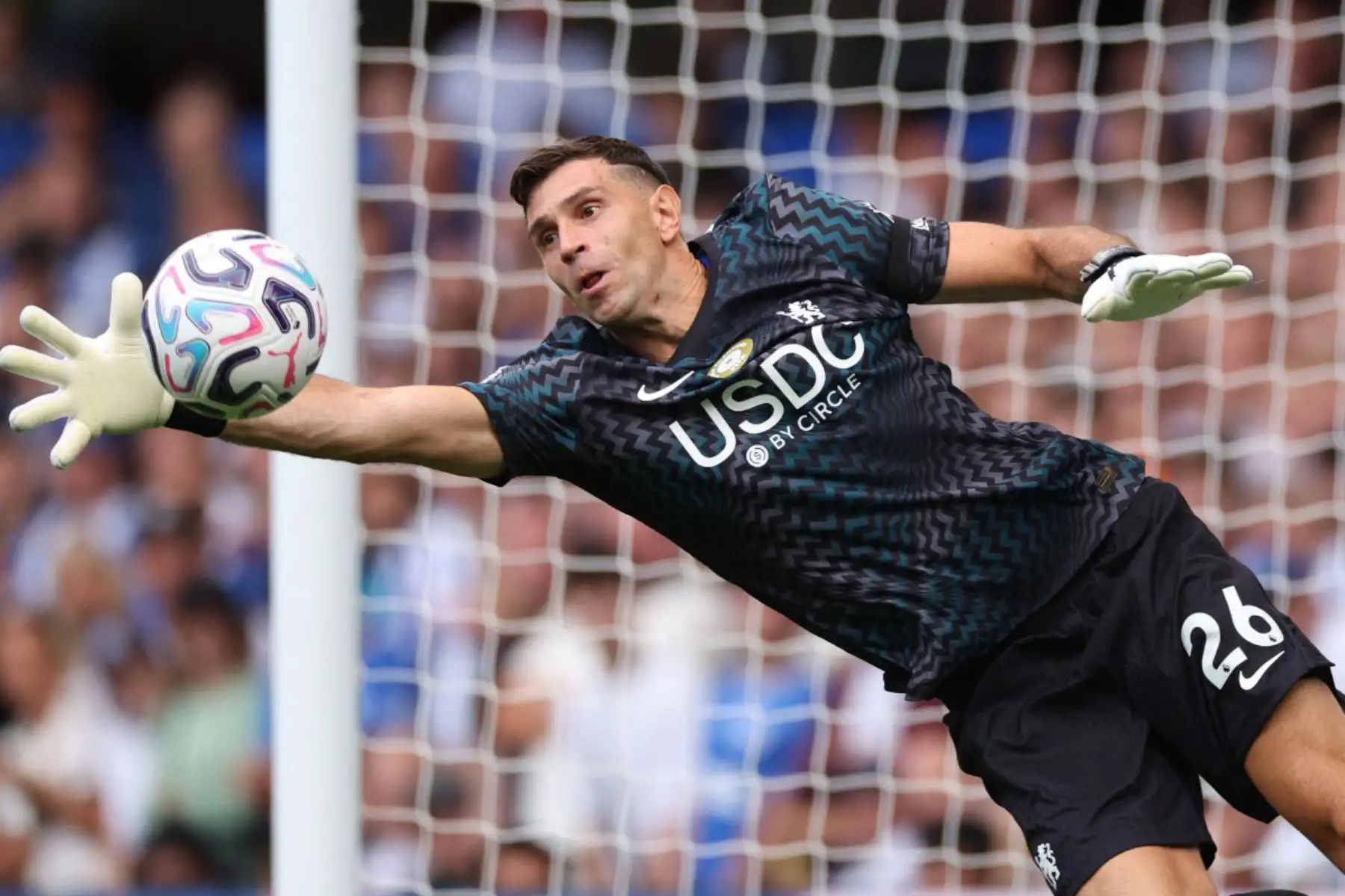 El portero argentino del Chelsea, Emiliano Martínez, intenta alcanzar el balón durante el partido de la Premier League inglesa entre el Chelsea y el Brighton and Hove Albion en Stamford Bridge, Londres. 
Foto: ANDINA/AFP
