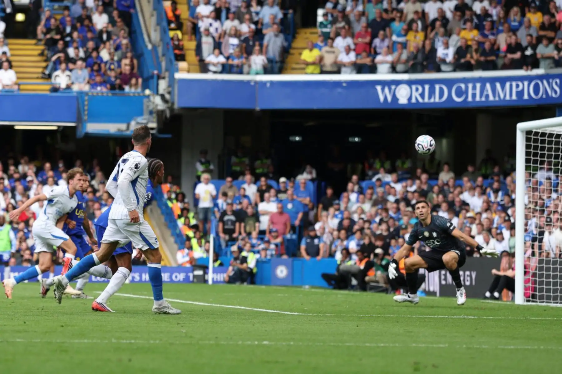 El portero argentino del Chelsea, Emiliano Martínez, observa cómo el balón entra en la portería tras un autogol del delantero brasileño del Chelsea, Joao Pedro, que supone el segundo gol del Brighton, durante el partido de la Premier League inglesa entre el Chelsea y el Brighton and Hove Albion en Stamford Bridge, Londres. Foto: ANDINA/AFP