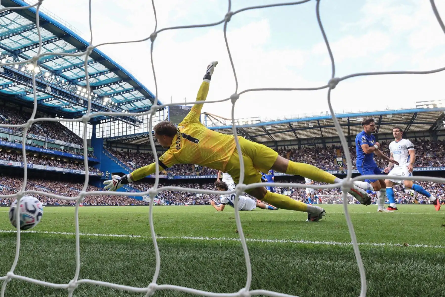El centrocampista portugués del Chelsea, Pedro Neto, anota el segundo gol de su equipo ante el portero holandés del Brighton, Bart Verbruggen, durante el partido de la Premier League inglesa entre el Chelsea y el Brighton and Hove Albion en Stamford Bridge, Londres. Foto; ANDINA/AFP
