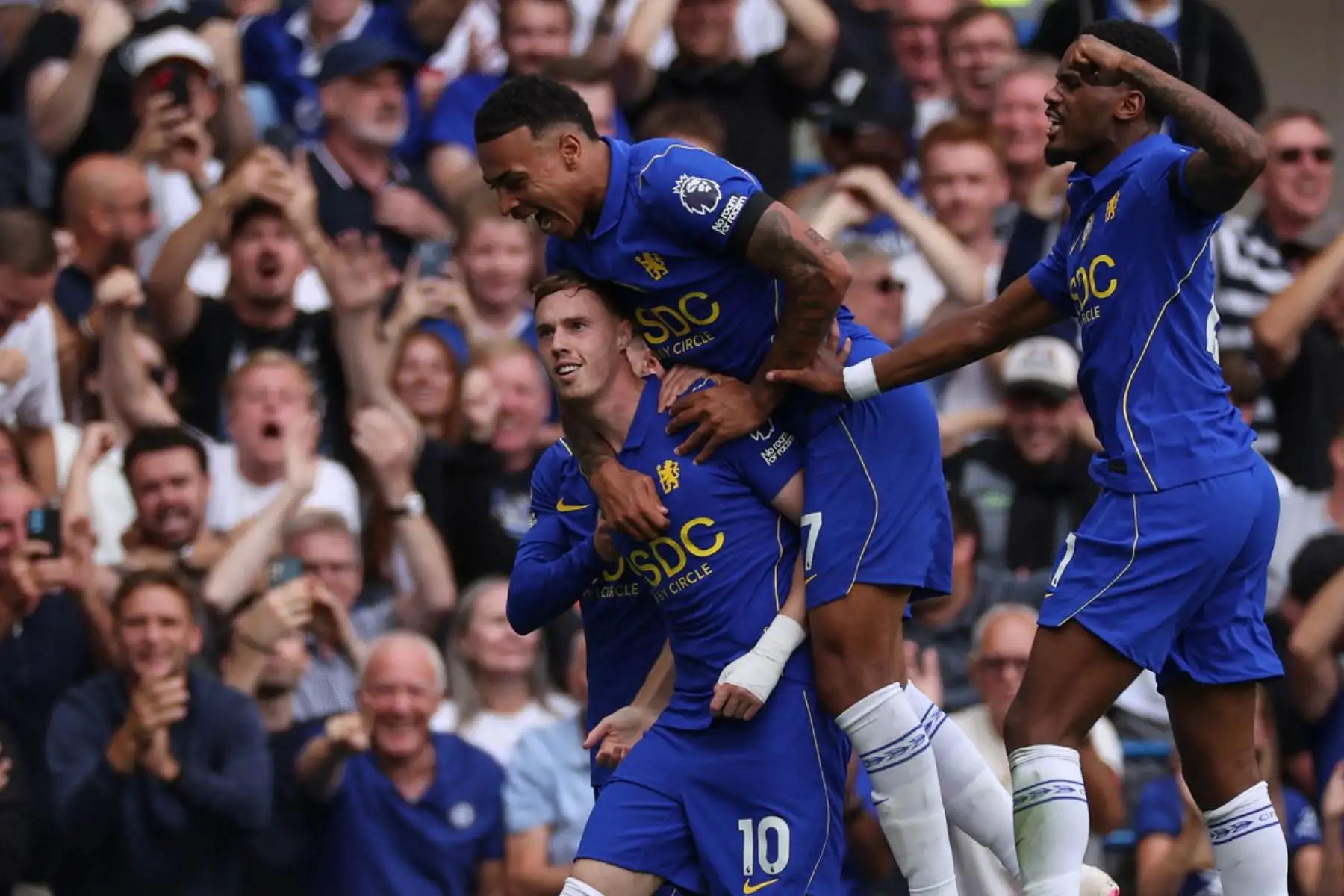 El centrocampista inglés del Chelsea, Cole Palmer, celebra tras marcar el cuarto gol de su equipo durante el partido de la Premier League inglesa entre el Chelsea y el Brighton and Hove Albion en Stamford Bridge, Londres. Foto: ANDINA/AFP