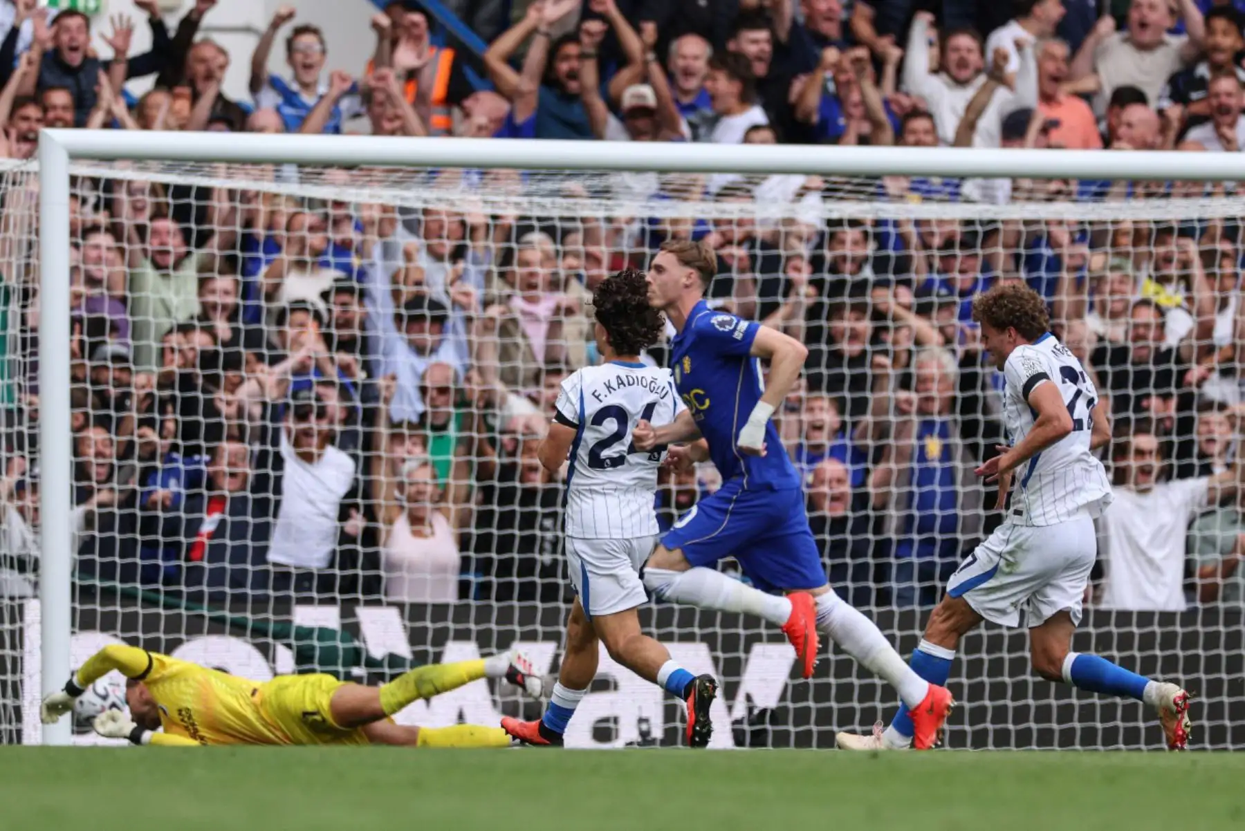 El centrocampista inglés del Chelsea, Cole Palmer, reacciona al marcar el cuarto gol de su equipo durante el partido de la Premier League inglesa entre el Chelsea y el Brighton and Hove Albion en Stamford Bridge, Londres. Foto : ANDINA/AFP