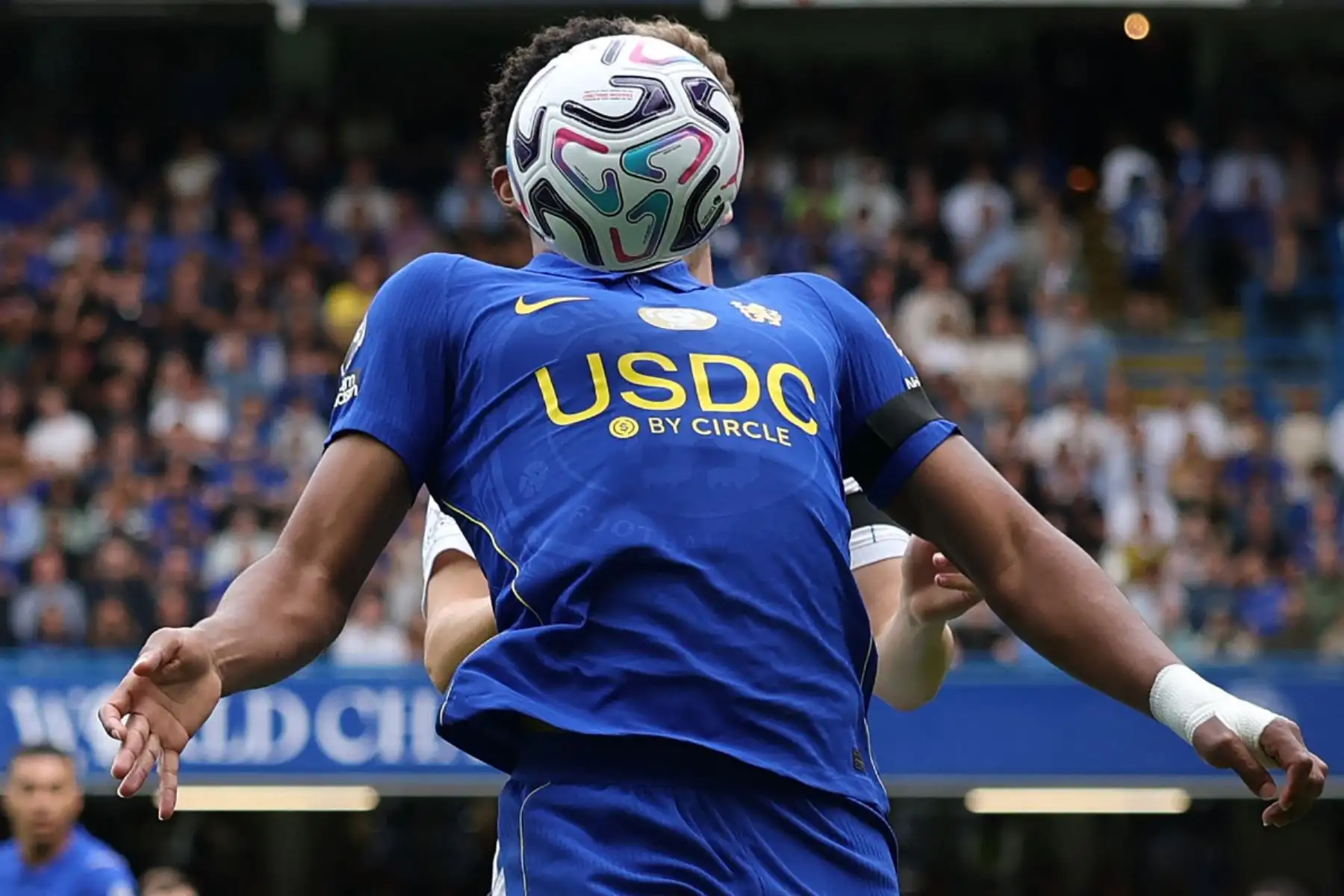 El jugador francés del Chelsea, Wesley Fofana, controla el balón durante el partido de la Premier League inglesa entre el Chelsea y el Brighton and Hove Albion en Stamford Bridge, Londres. 
Foto: ANDINA/AFP