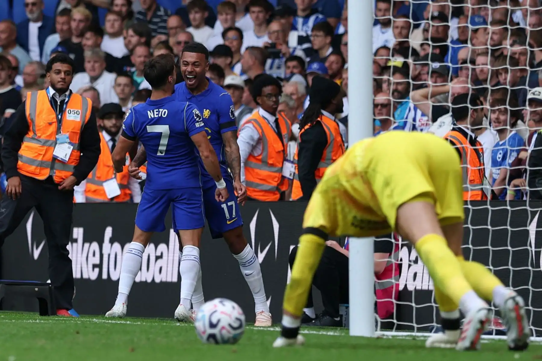 El centrocampista portugués del Chelsea, Pedro Neto, celebra con el centrocampista inglés del Chelsea, Morgan Rogers, tras marcar el segundo gol del equipo durante el partido de la Premier League inglesa entre el Chelsea y el Brighton and Hove Albion en Stamford Bridge, Londres.
Foto: ANDINA/AFP