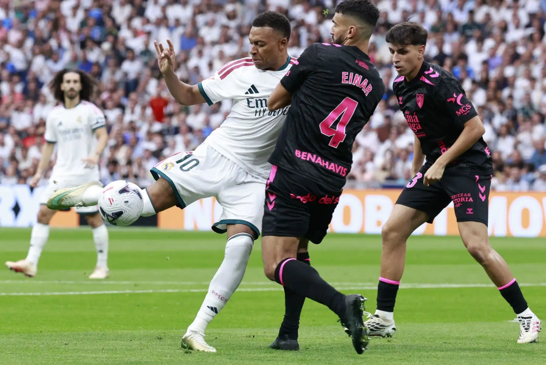 El delantero francés del Real Madrid Kylian Mbappé durante el partido de LaLiga entre el Real Madrid y el Málaga, este domingo en el estadio Santiago Bernabéu.  Foto: ANDINA/ EFE