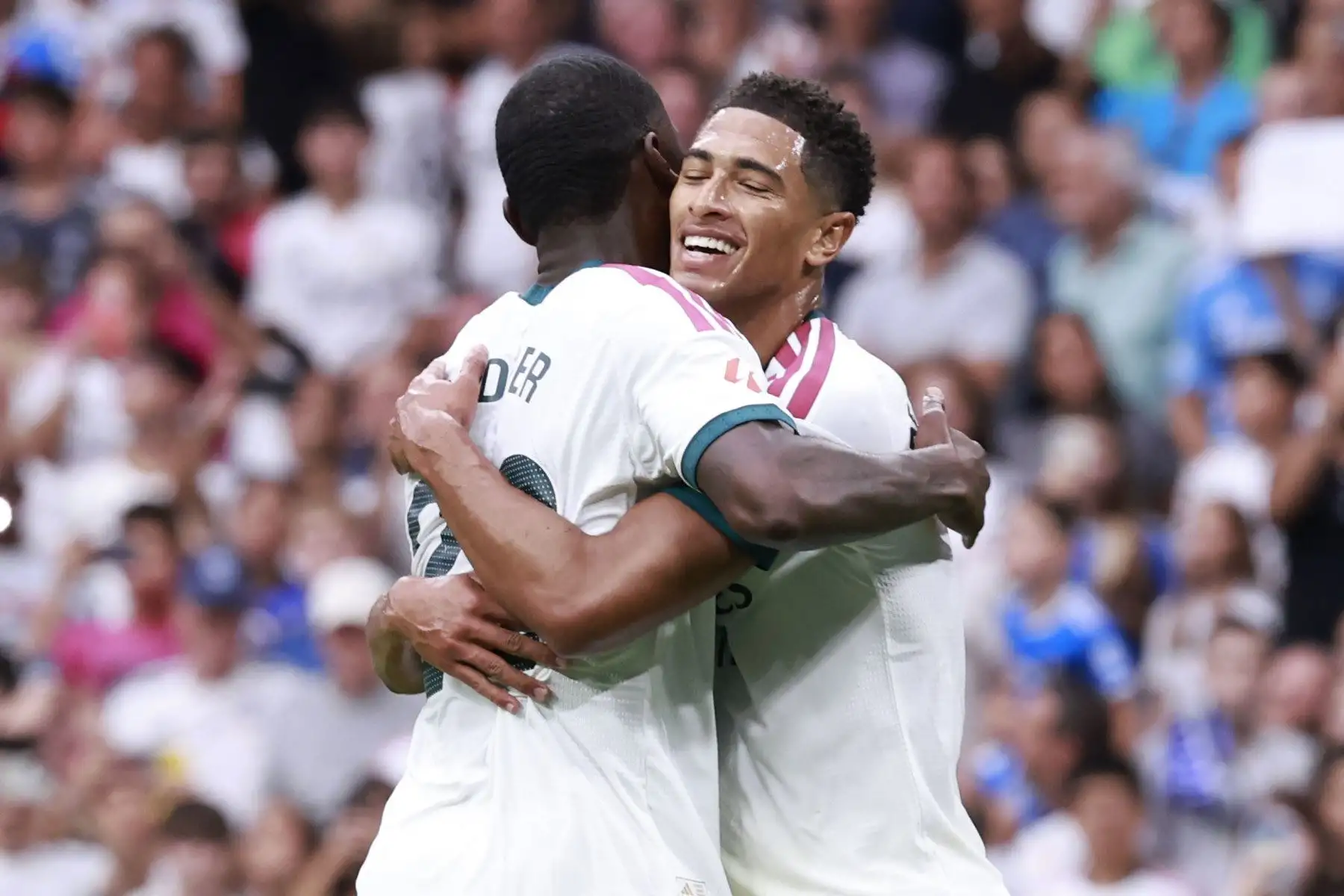 El centrocampista inglés del Real Madrid Jude Bellingham celebra uno de sus goles durante el partido de LaLiga entre el Real Madrid y el Málaga, este domingo en el estadio Santiago Bernabéu. Foto: ANDINA/EFE