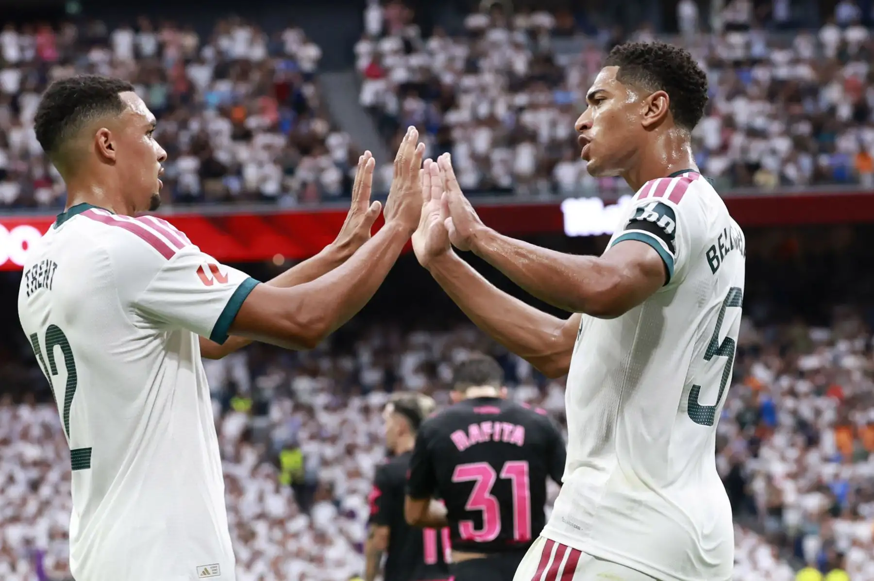 El centrocampista inglés del Real Madrid Jude Bellingham celebra uno de sus goles con su compatriota Trent Alexander-Arnold durante el partido de LaLiga entre el Real Madrid y el Málaga, este domingo en el estadio Santiago Bernabéu. Foto: ANDINA/EFE