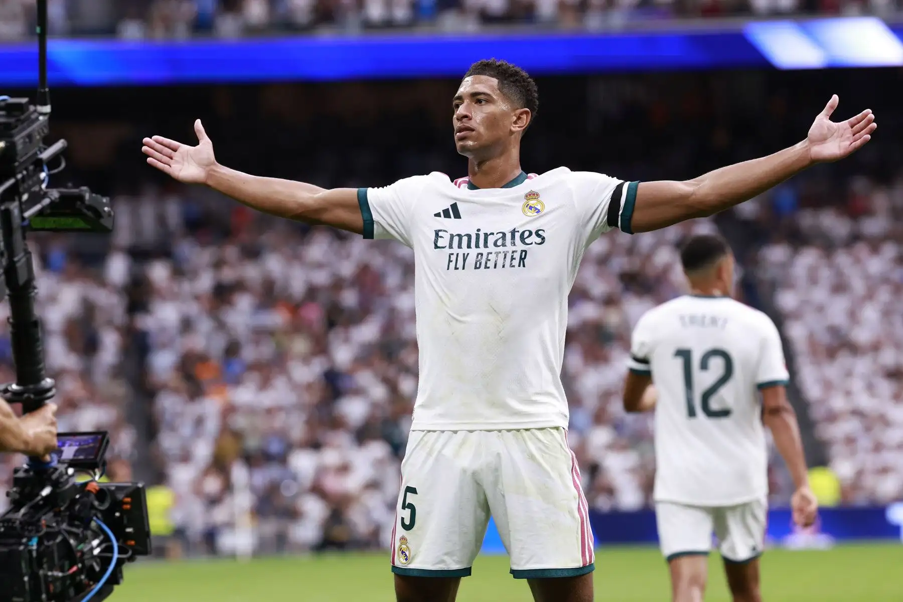 El centrocampista inglés del Real Madrid Jude Bellingham celebra el primer gol durante el partido de LaLiga entre el Real Madrid y el Málaga, este domingo en el estadio Santiago Bernabéu. Foto: ANDINA/EFE