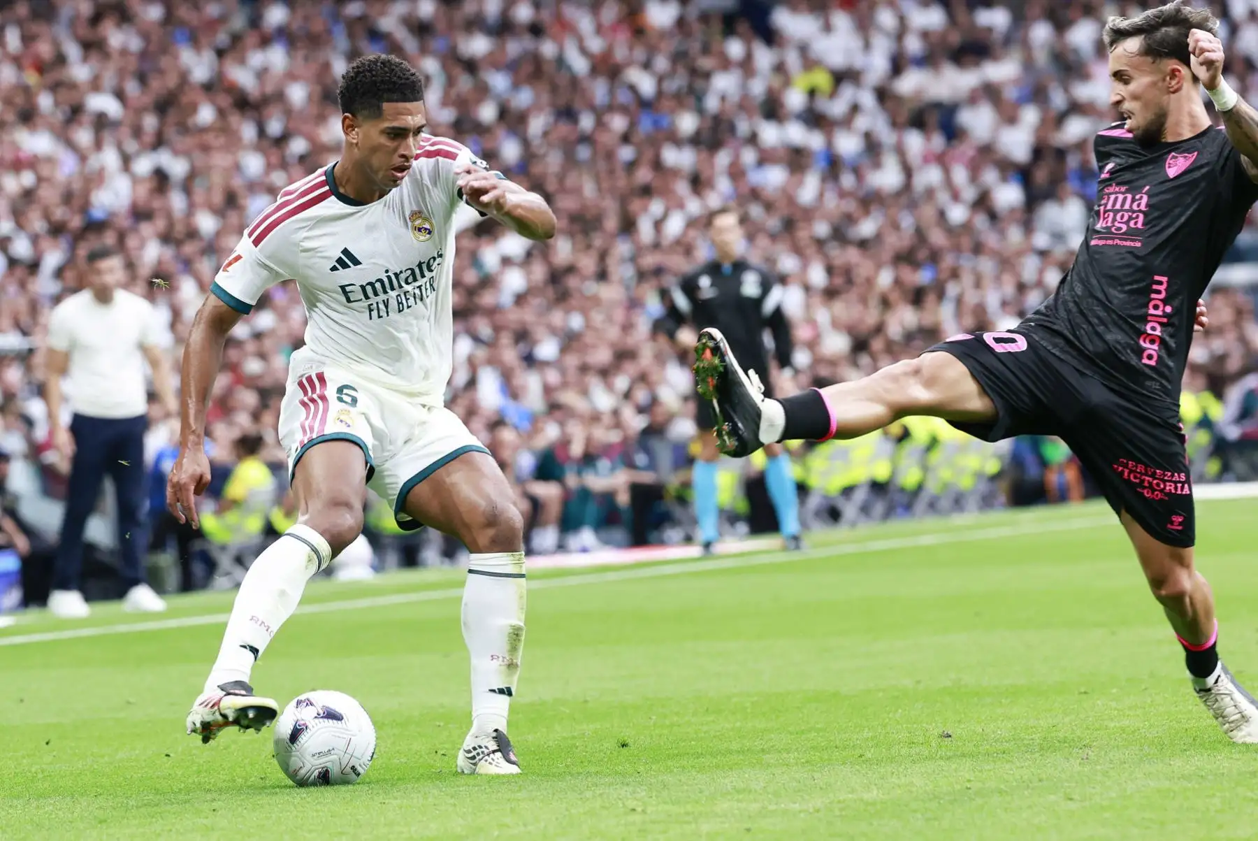 El centrocampista inglés del Real Madrid Jude Bellingham  durante el partido de LaLiga entre el Real Madrid y el Málaga, este domingo en el estadio Santiago Bernabéu. Foto: ANDINA/EFE