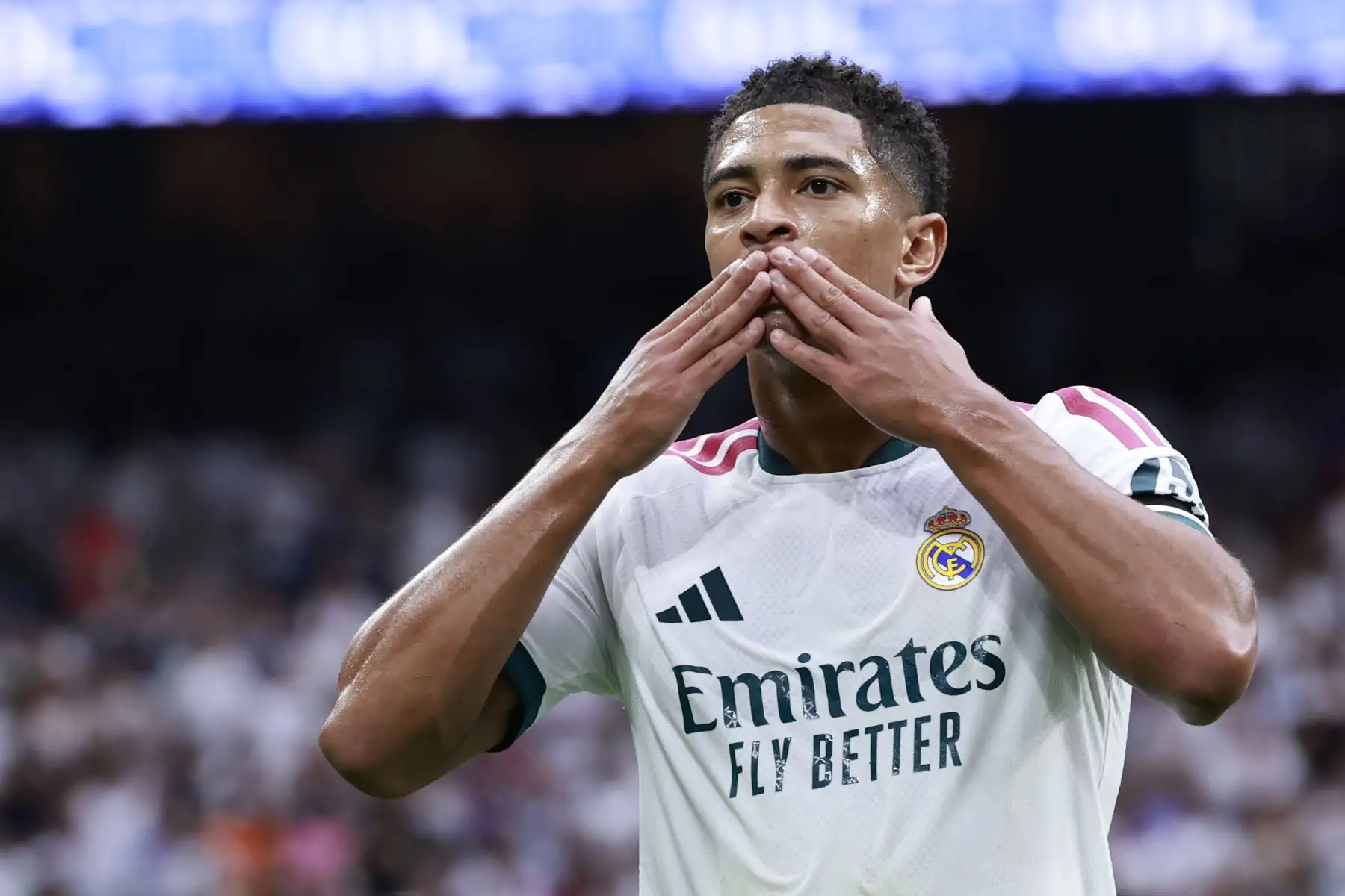 El centrocampista inglés del Real Madrid Jude Bellingham celebra el primer gol durante el partido de LaLiga entre el Real Madrid y el Málaga, este domingo en el estadio Santiago Bernabéu. Foto: ANDINA/EFE