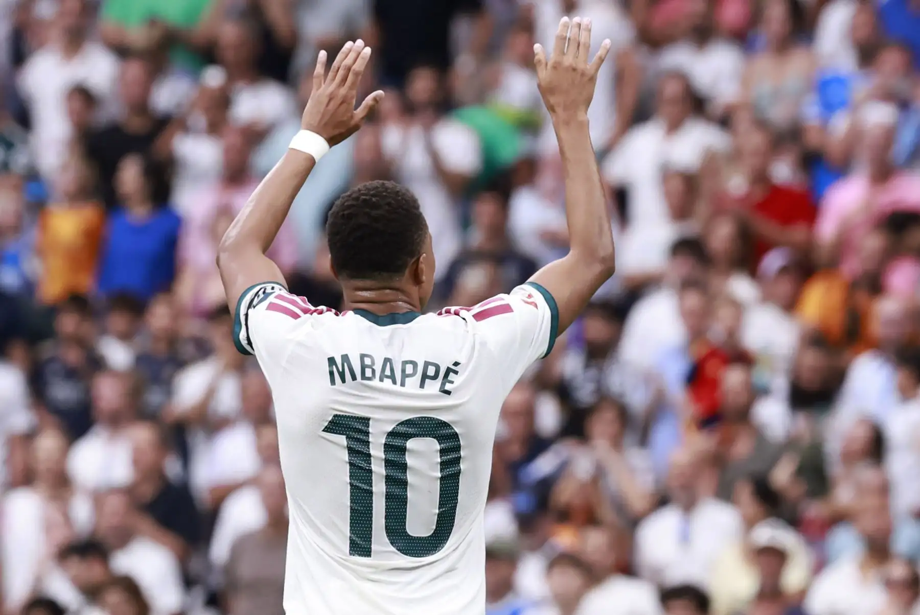 El delantero francés del Real Madrid Kylian Mbappé celebra el tercer gol de su equipo durante el partido de LaLiga entre el Real Madrid y el Málaga, este domingo en el estadio Santiago Bernabéu.
Foto: ANDINA/EFE