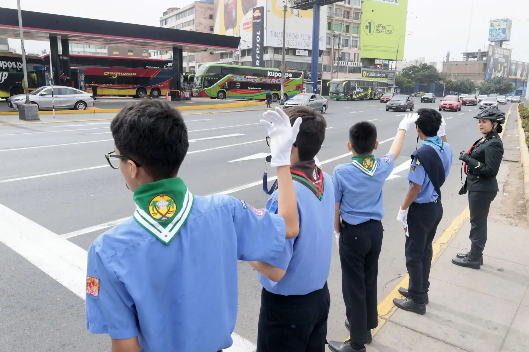 Jóvenes scouts cumplen labores de orientación a conductores y peatones en diferentes intersecciones de Lima, siguiendo los procedimientos aprendidos durante su capacitación con la Policía Nacional.
Foto: ANDINA/Vidal Tarqui