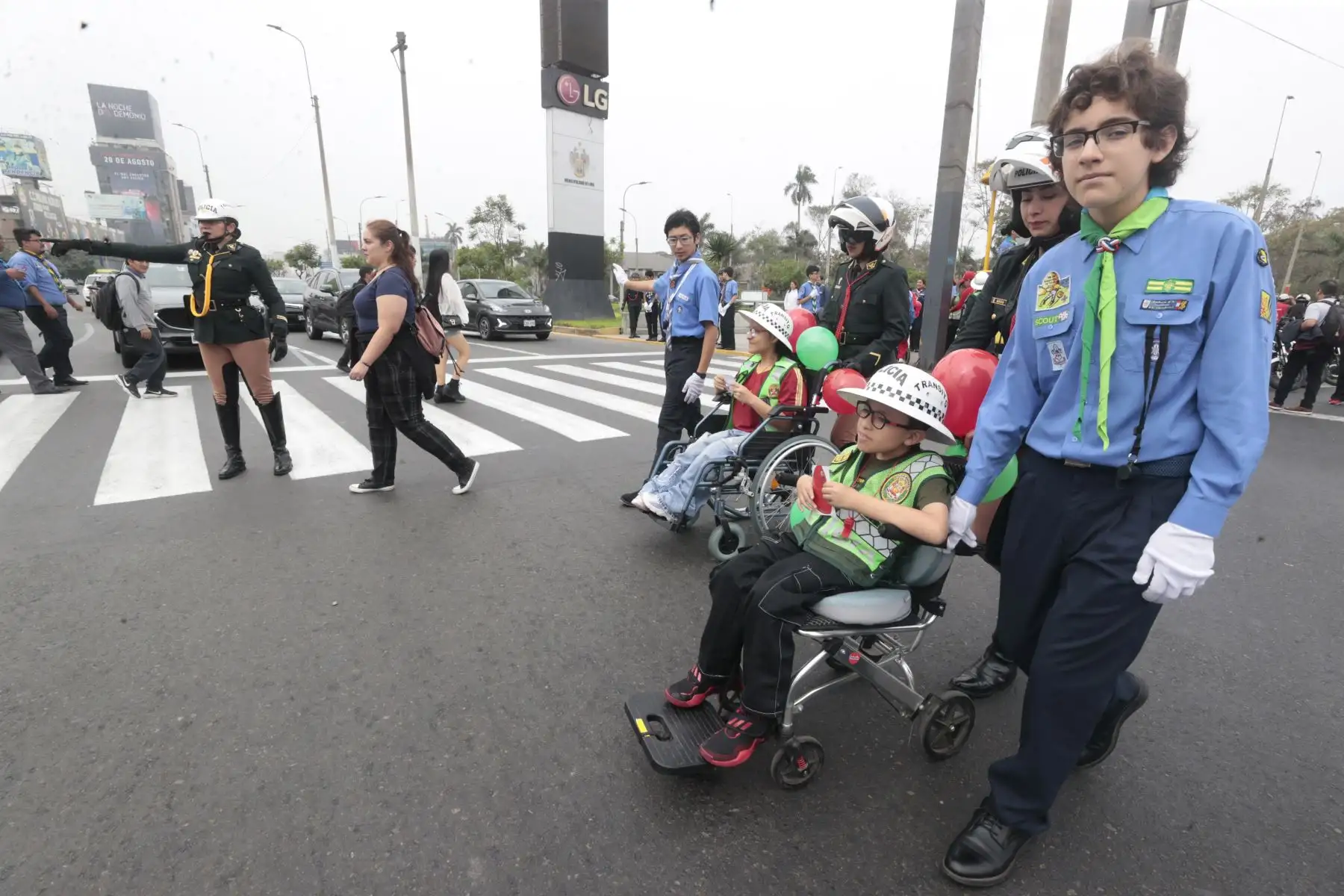 Un integrante de los Scouts del Perú participa en la jornada de apoyo al tránsito, una tradición que se desarrolla desde hace más de 60 años como parte de su servicio a la comunidad.
Foto: ANDINA/Vidal Tarqui