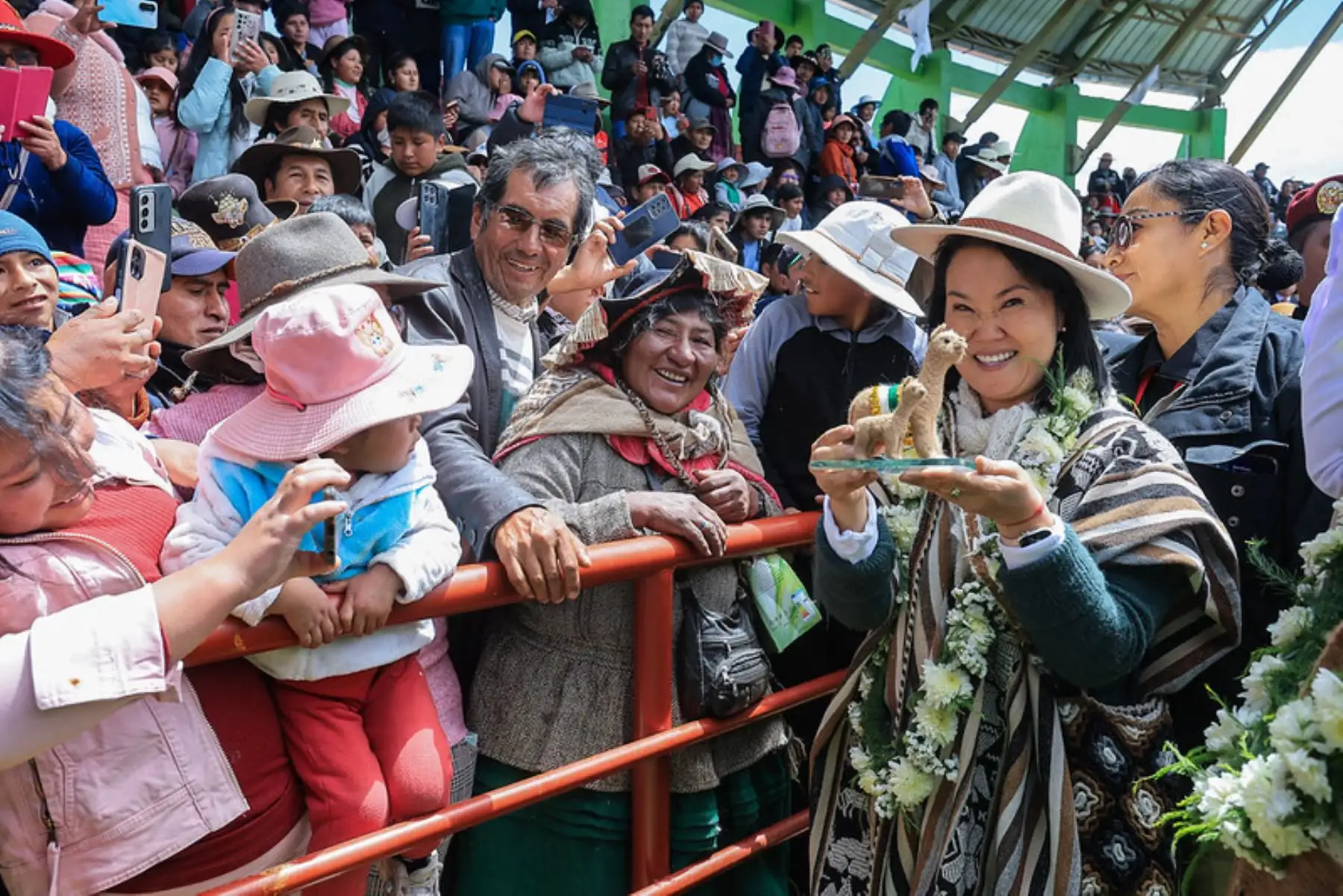 Presidenta Keiko Fujimori participa en entrega de títulos de propiedad, insumos y maquinaria para productores de Puno. Foto: ANDINA/Prensa Presidencia
