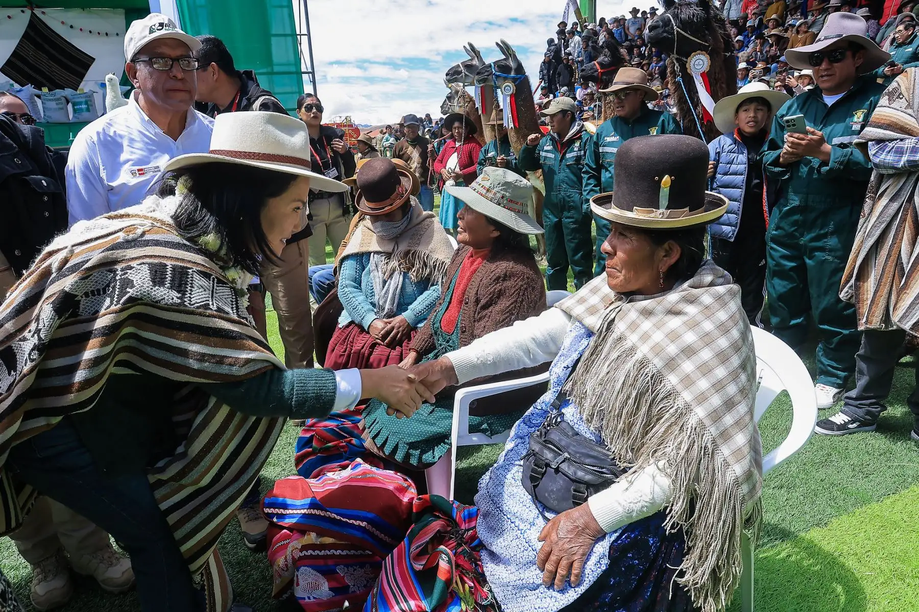 Presidenta Keiko Fujimori participa en entrega de títulos de propiedad, insumos y maquinaria para productores de Puno. Foto: ANDINA/Prensa Presidencia