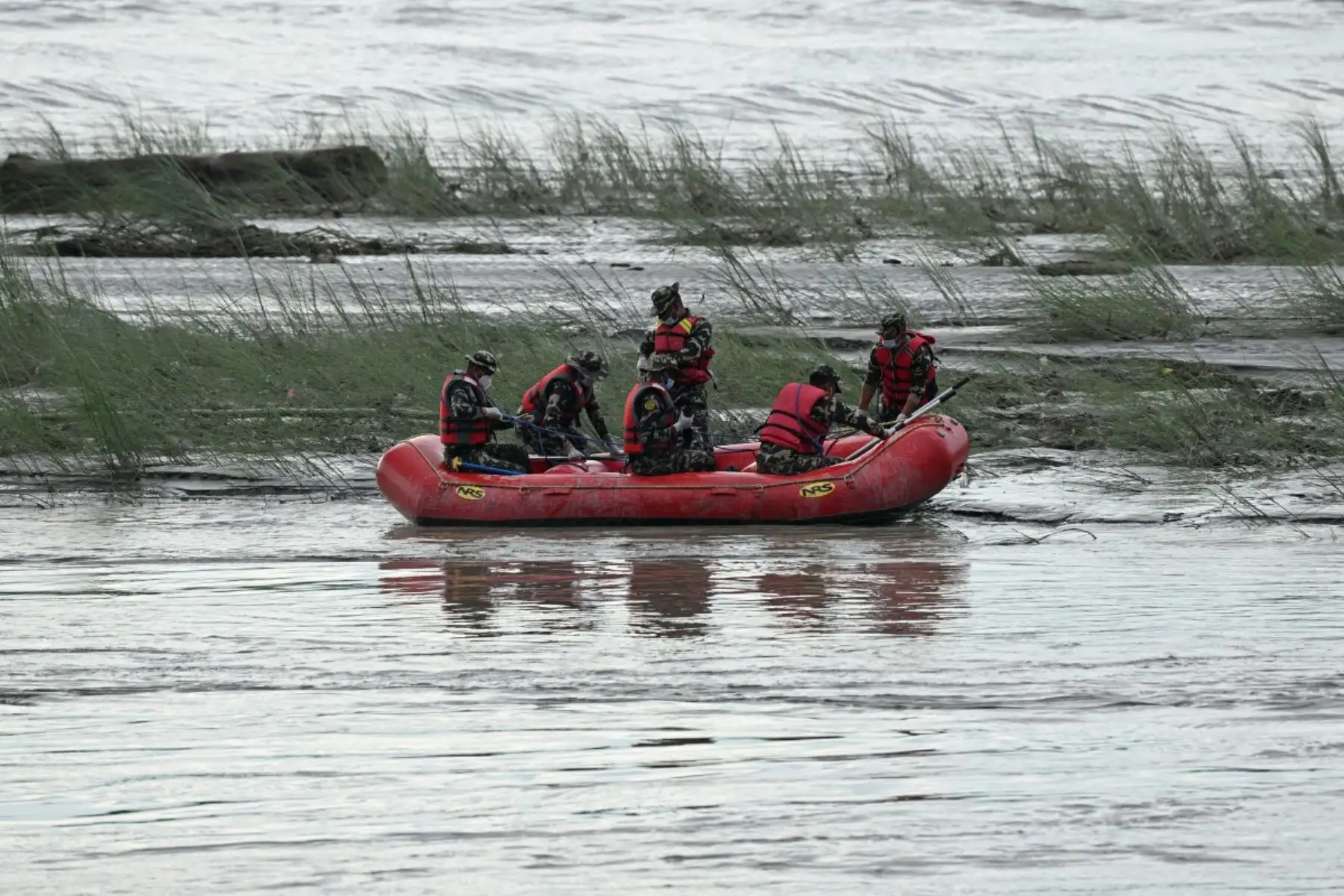 El 30 de agosto de 2026, personal del ejército llevó a cabo una operación de búsqueda y rescate de las víctimas de las inundaciones a lo largo del río Narayani en Bharatpur, en el distrito de Chitwan de Nepal. Foto: AFP