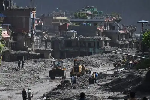 Continúan labores de rescate en el Himalaya tras deslaves que dejaron casi 800 muertos