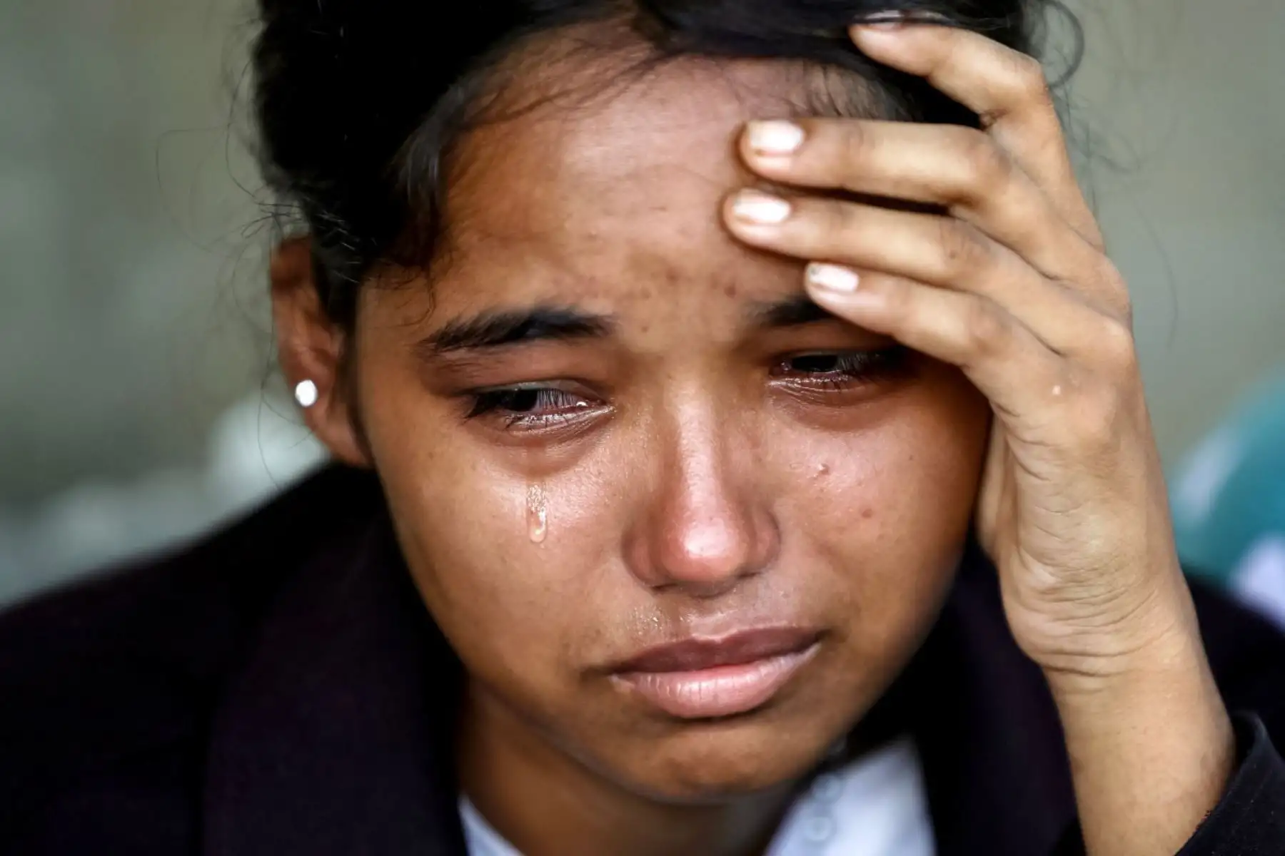 Una mujer llora tras ser rescatada en un campamento militar después de las inundaciones repentinas, en la ciudad de Battar Bazar, en el distrito de Nuwakot de Nepal, el 28 de agosto de 2026. Foto: AFP
