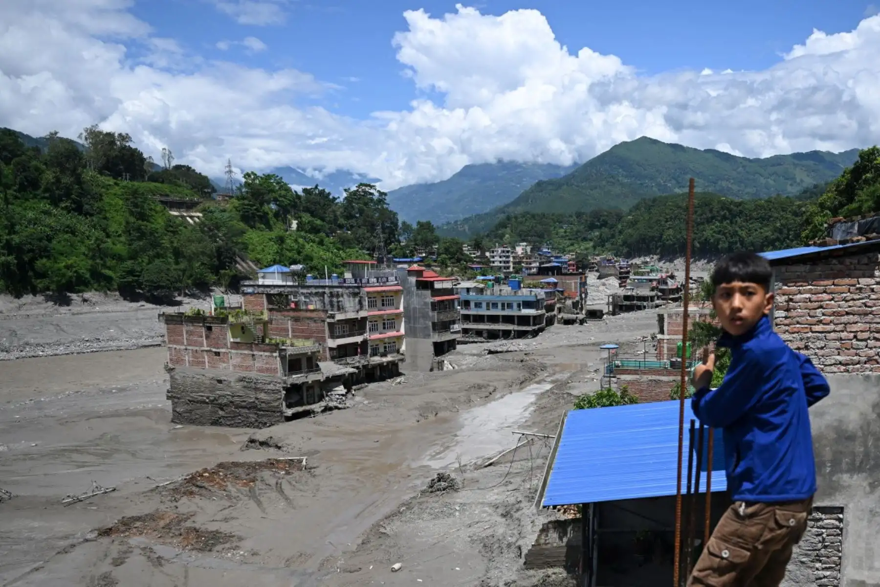 Una vista general muestra casas sumergidas en lodo tras las inundaciones repentinas en Trishuli, en el distrito de Nuwakot de Nepal, el 27 de agosto de 2026. Foto: AFP
