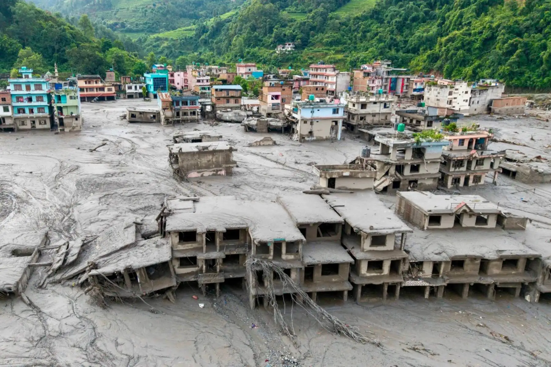 Una vista aérea muestra casas sumergidas en lodo tras las inundaciones repentinas en Devighat, municipio de Bidur, en el distrito de Nuwakot, Nepal, el 27 de agosto de 2026. Foto: AFP