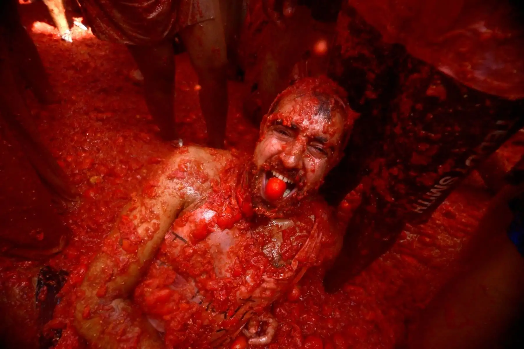 Los asistentes a la "Tomatina", la tradicional batalla gastronómica anual, participaron en la localidad española de Buñol el 26 de agosto de 2026. Foto: AFP