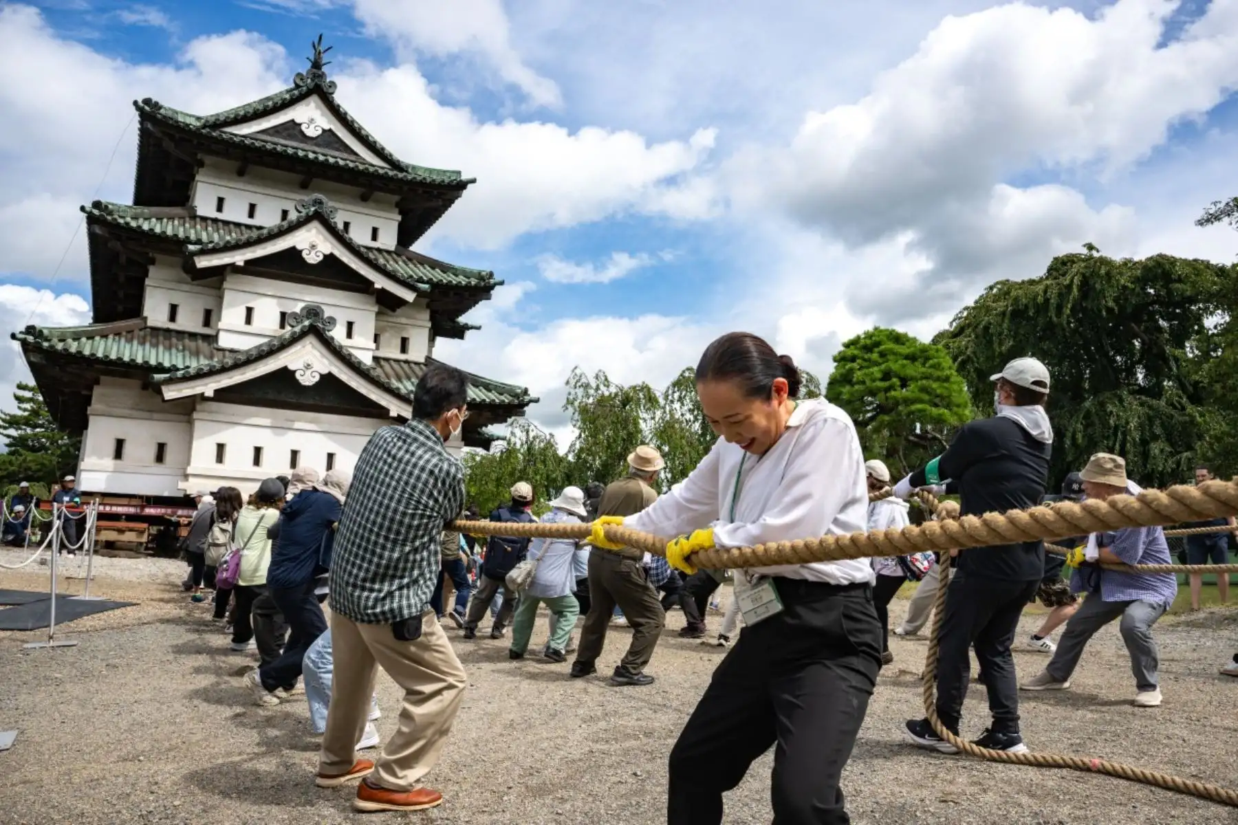 Los participantes tiran del Castillo de Hirosaki con cuerdas para devolverlo a su posición original tras las obras de reparación en Hirosaki, prefectura de Aomori, el 26 de agosto de 2026. Foto: AFP