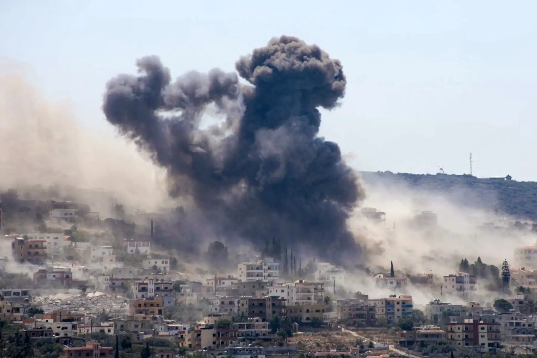 Una fotografía tomada desde la ciudad libanesa de Tiro, en el sur del país, muestra humo elevándose desde el lugar de una serie de ataques aéreos israelíes que tuvieron como objetivo la zona de al-Mansouri el 25 de agosto de 2026. Foto: AFP