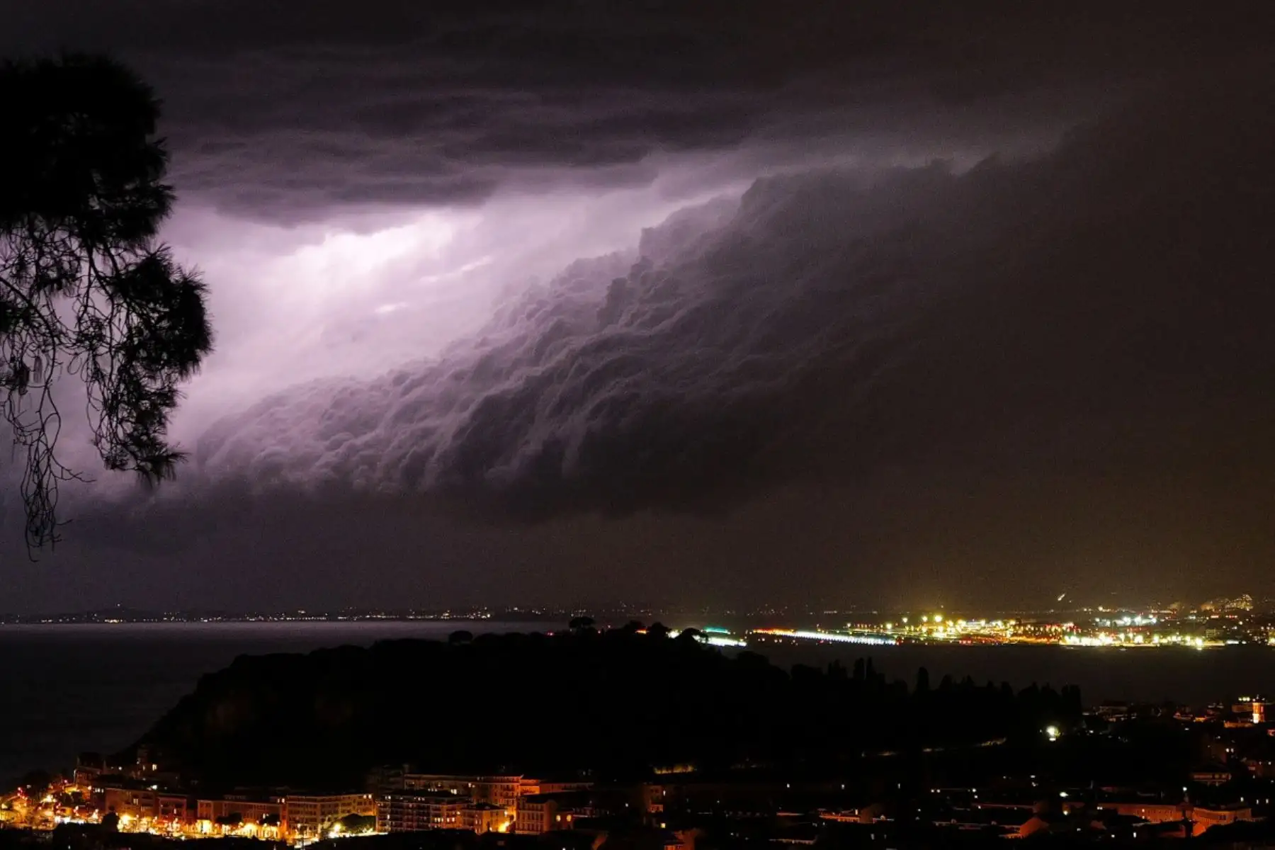 Un rayo cae en la nube arcus sobre la Bahía de los Ángeles, en la ciudad de Niza, en la Riviera francesa, al sureste de Francia, el 24 de agosto de 2026. Foto: AFP