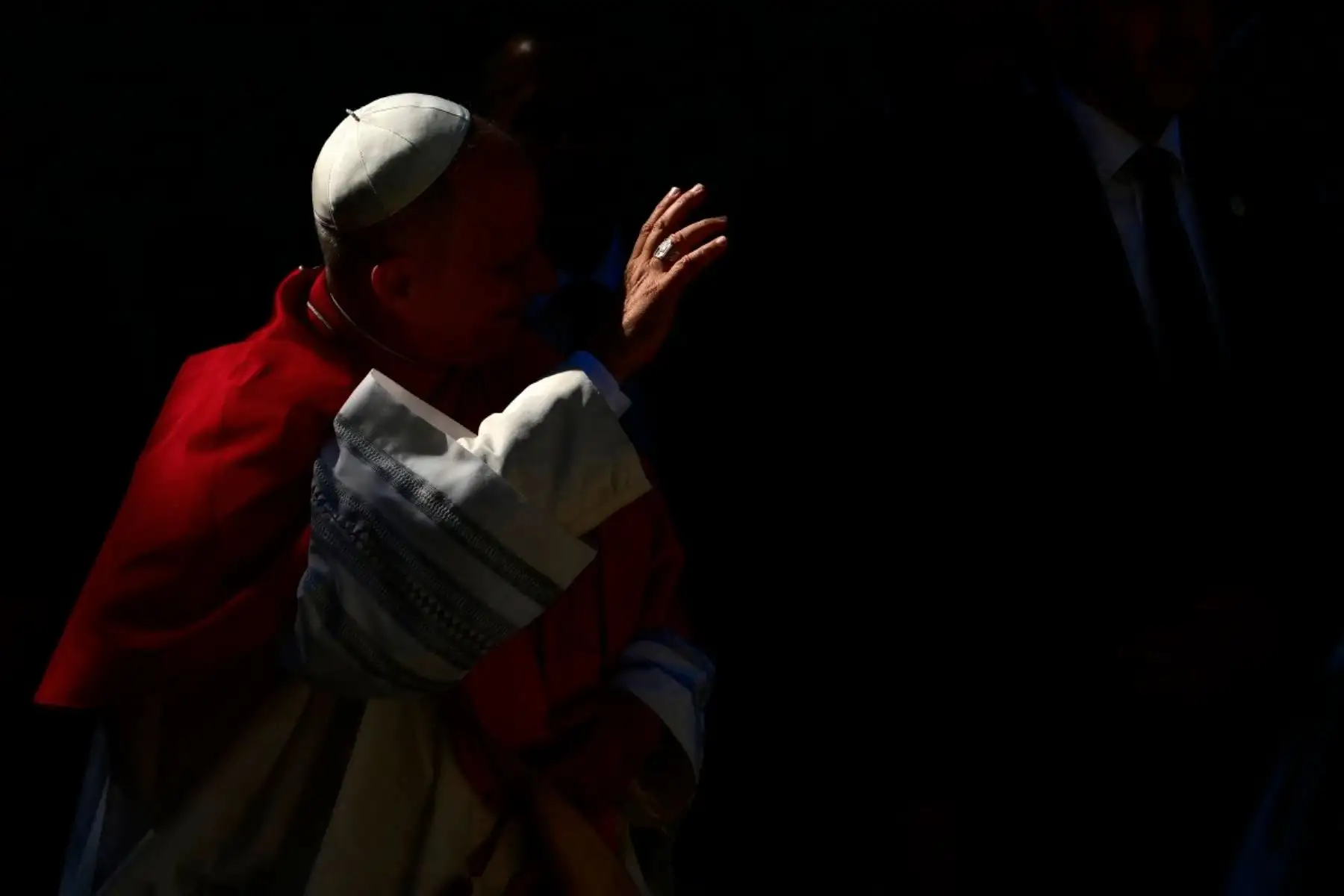 El papa León XIV saluda a la multitud a su llegada a la basílica de San Marino durante una visita pastoral a dicho país el 22 de agosto de 2026. Foto: AFP