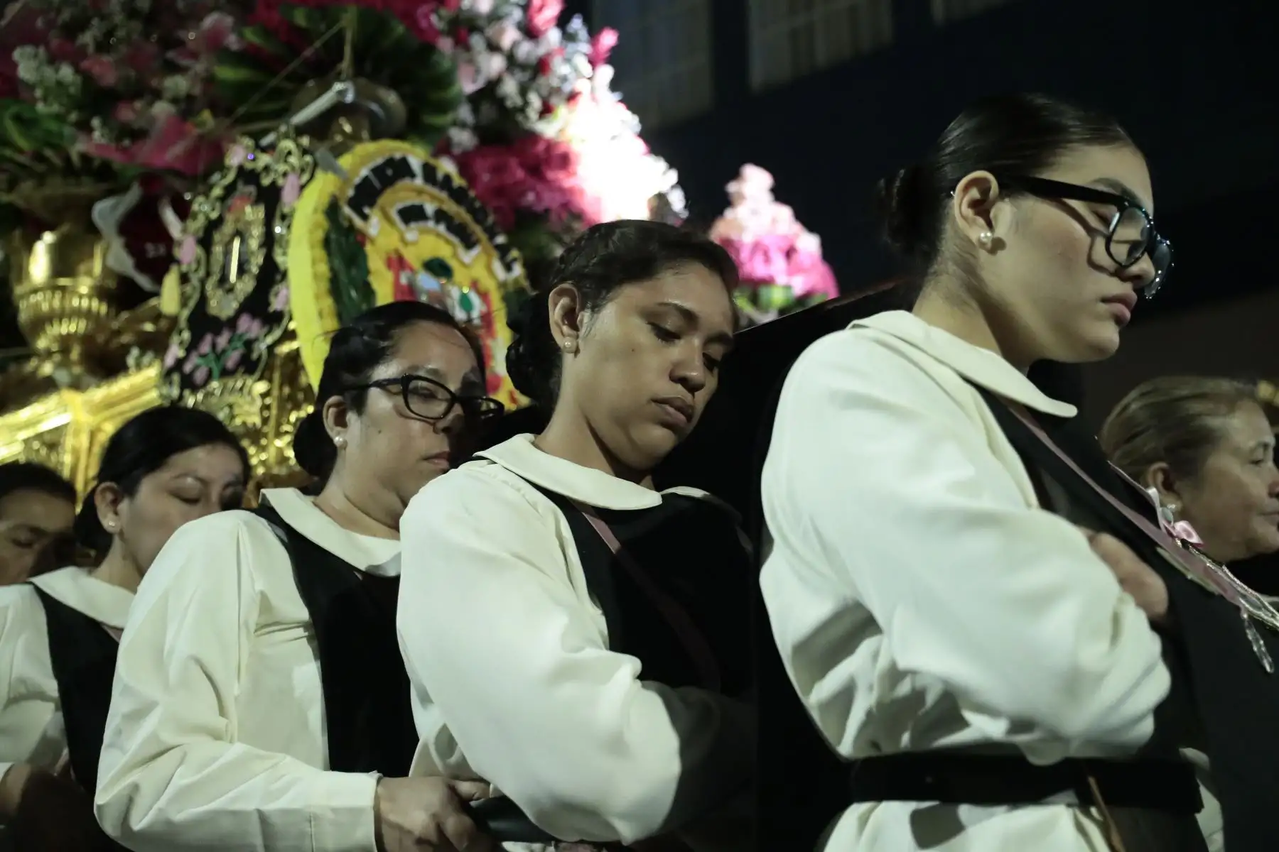 El fervor religioso se sintió hasta altas horas de la noche en el centro histórico de Lima, en donde decenas de fieles acudieron a una procesión en honor a Santa Rosa de Lima por su día. El recorrido procesional con la imagen de Santa Rosa se desplegó por el jirón Callao, culminando en la iglesia de Santo Domingo. Foto: ANDINA/Daniel Bracamonte
