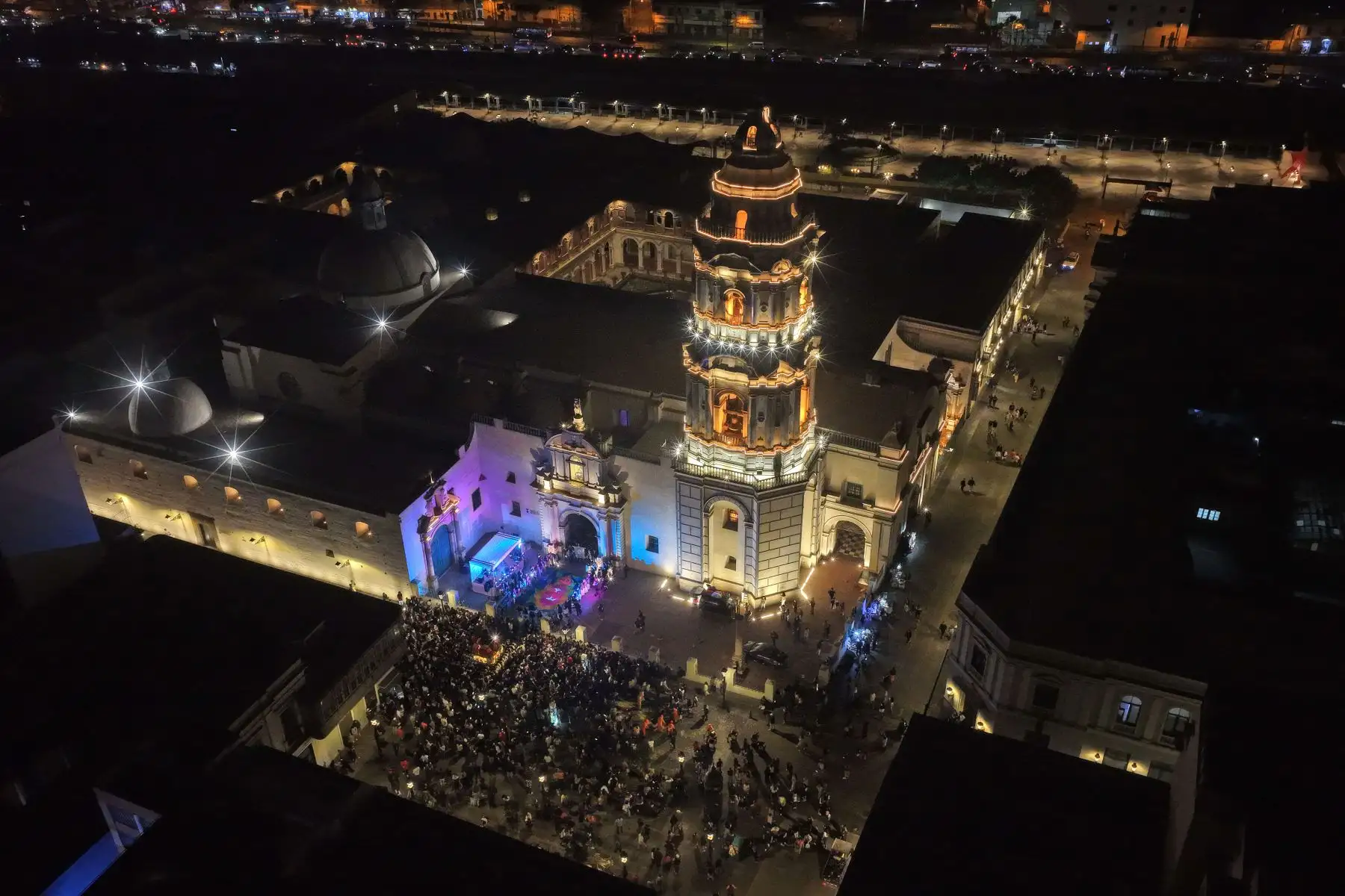 El fervor religioso se sintió hasta altas horas de la noche en el centro histórico de Lima, en donde decenas de fieles acudieron a una procesión en honor a Santa Rosa de Lima por su día. El recorrido procesional con la imagen de Santa Rosa se desplegó por el jirón Callao, culminando en la iglesia de Santo Domingo. Foto: ANDINA/Daniel Bracamonte