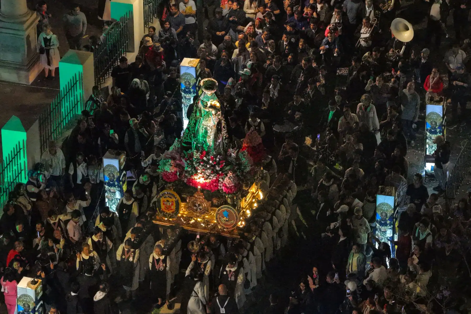 El fervor religioso se sintió hasta altas horas de la noche en el centro histórico de Lima, en donde decenas de fieles acudieron a una procesión en honor a Santa Rosa de Lima por su día. El recorrido procesional con la imagen de Santa Rosa se desplegó por el jirón Callao, culminando en la iglesia de Santo Domingo. Foto: ANDINA/Daniel Bracamonte