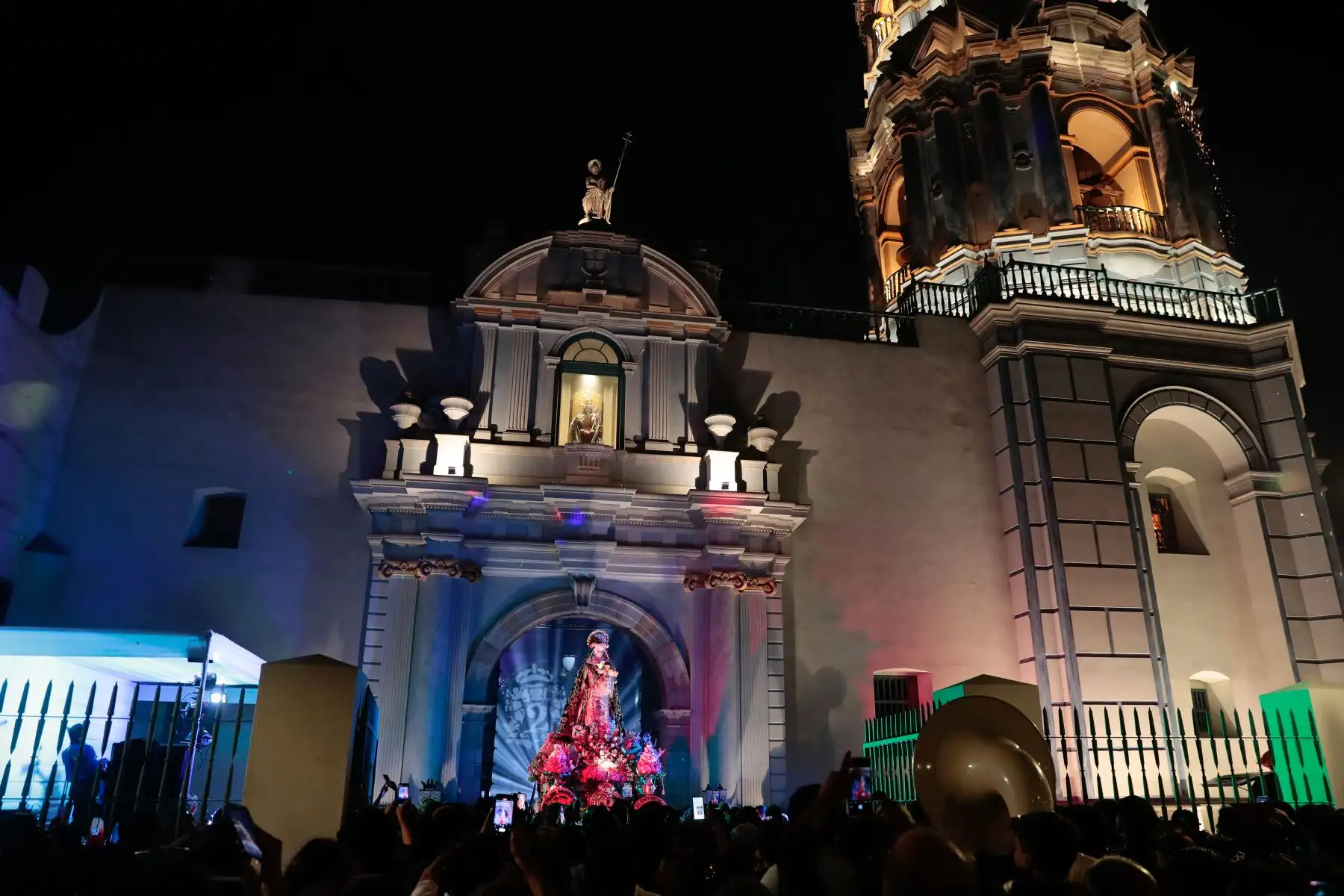 El fervor religioso se sintió hasta altas horas de la noche en el centro histórico de Lima, en donde decenas de fieles acudieron a una procesión en honor a Santa Rosa de Lima por su día. El recorrido procesional con la imagen de Santa Rosa se desplegó por el jirón Callao, culminando en la iglesia de Santo Domingo. Foto: ANDINA/Daniel Bracamonte