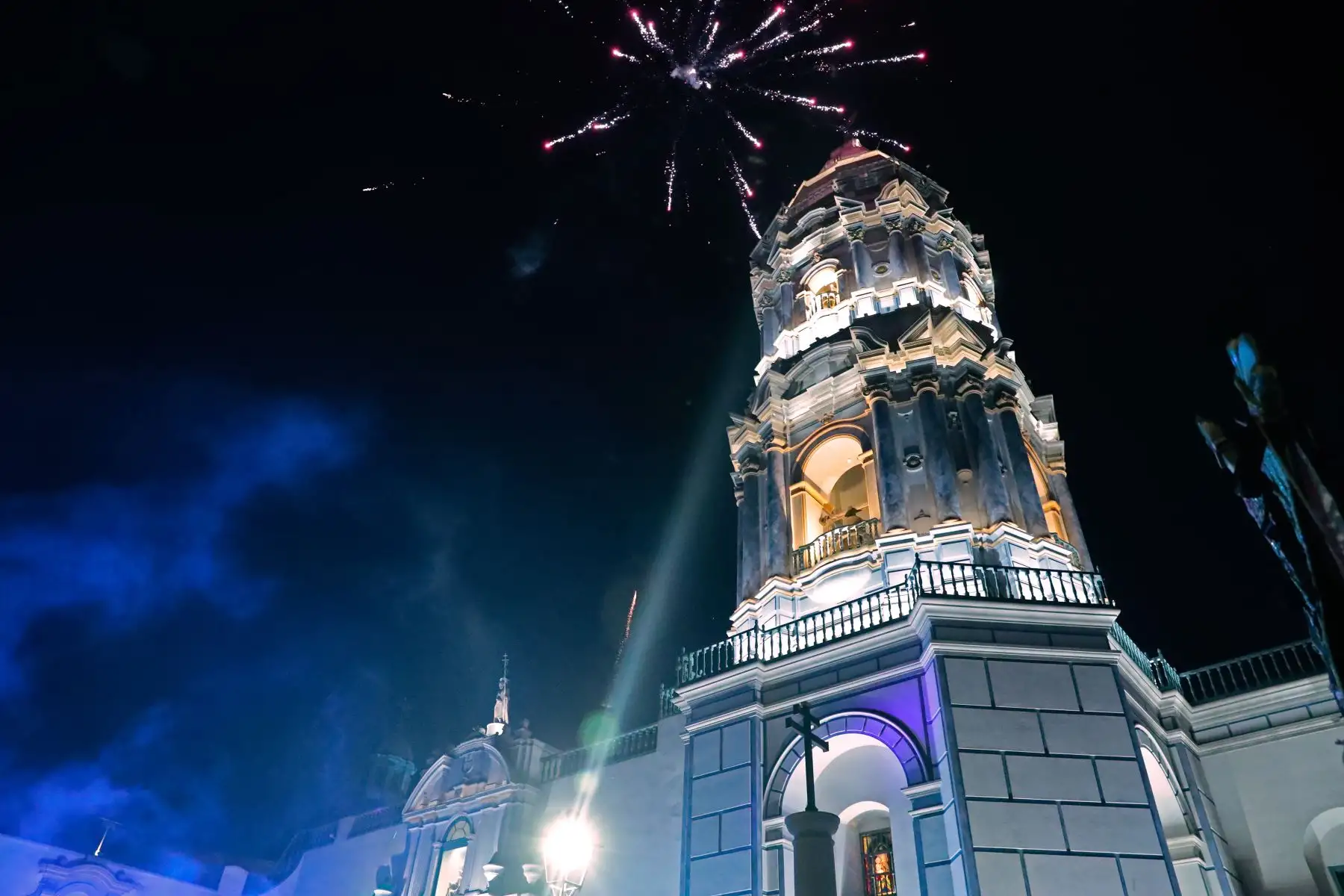 El fervor religioso se sintió hasta altas horas de la noche en el centro histórico de Lima, en donde decenas de fieles acudieron a una procesión en honor a Santa Rosa de Lima por su día. El recorrido procesional con la imagen de Santa Rosa se desplegó por el jirón Callao, culminando en la iglesia de Santo Domingo. Foto: ANDINA/Daniel Bracamonte