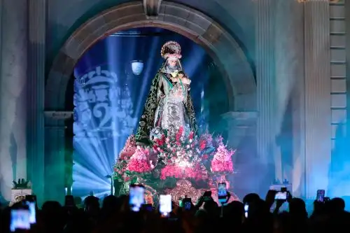 Santa Rosa de Lima: fieles católicos siguen su imagen por el Centro de Lima durante la noche